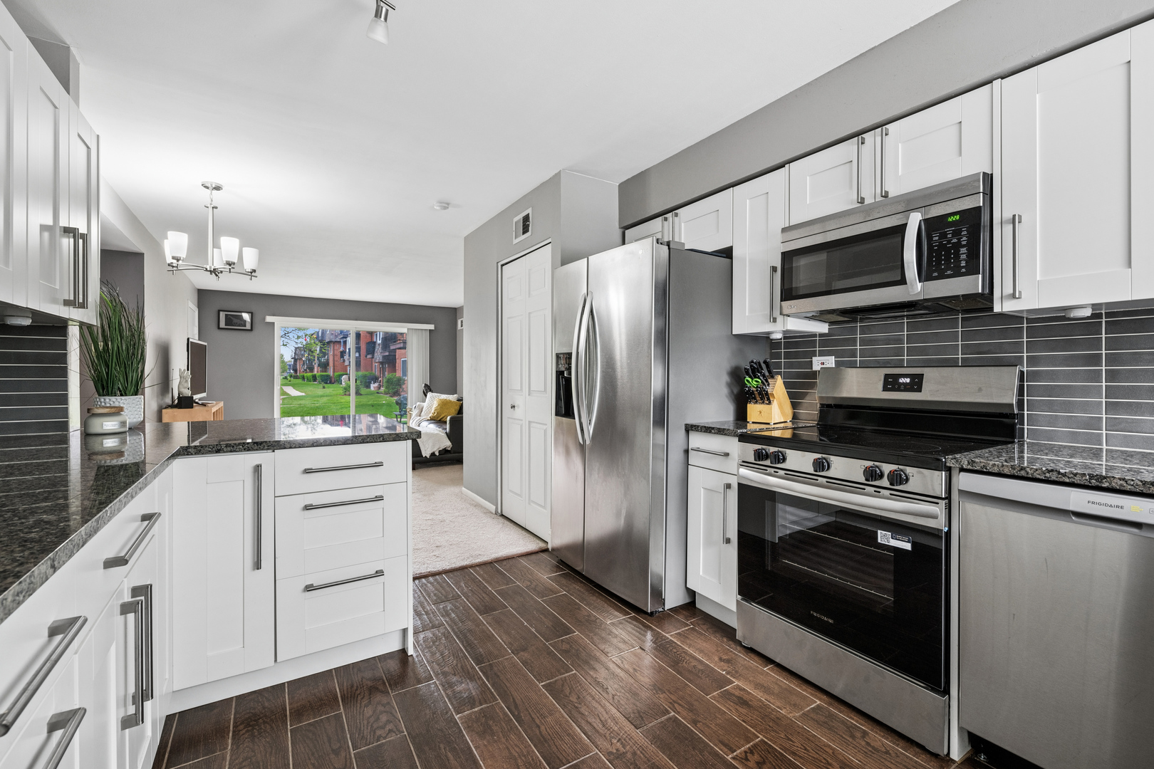 9352 Bay Colony Drive #1E, Des Plaines, IL 60016