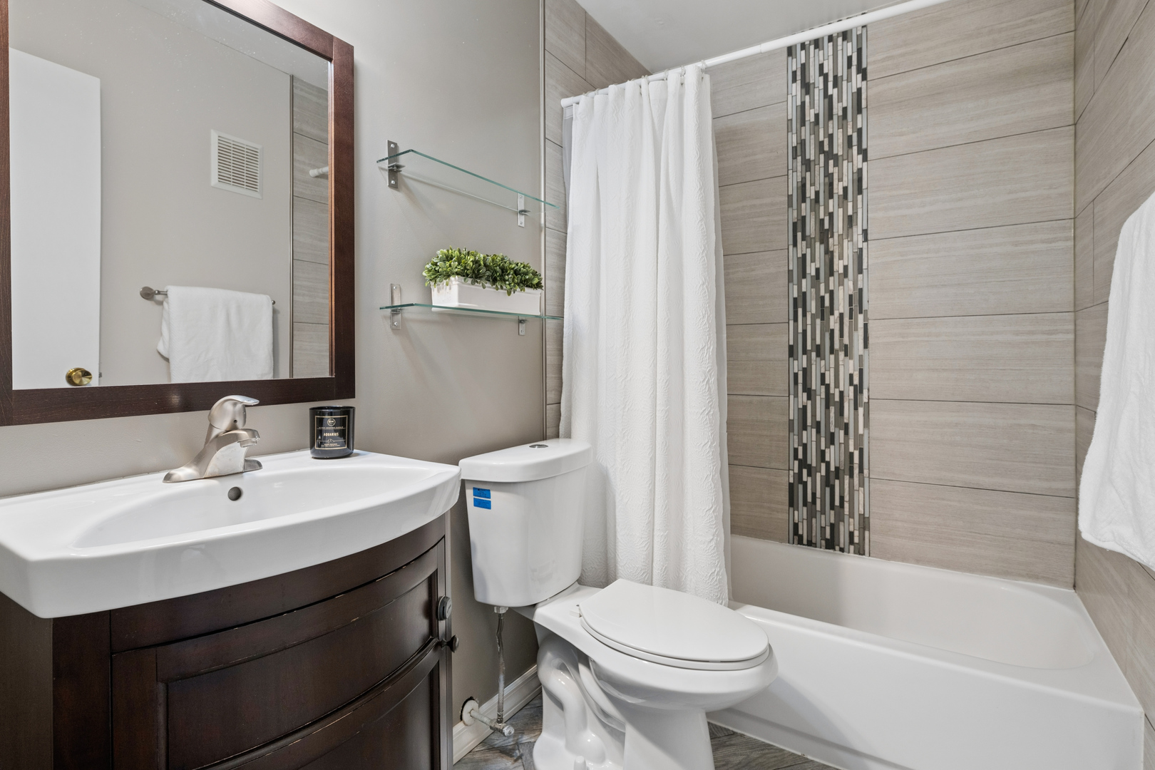 9352 Bay Colony Drive #1E, Des Plaines, IL 60016