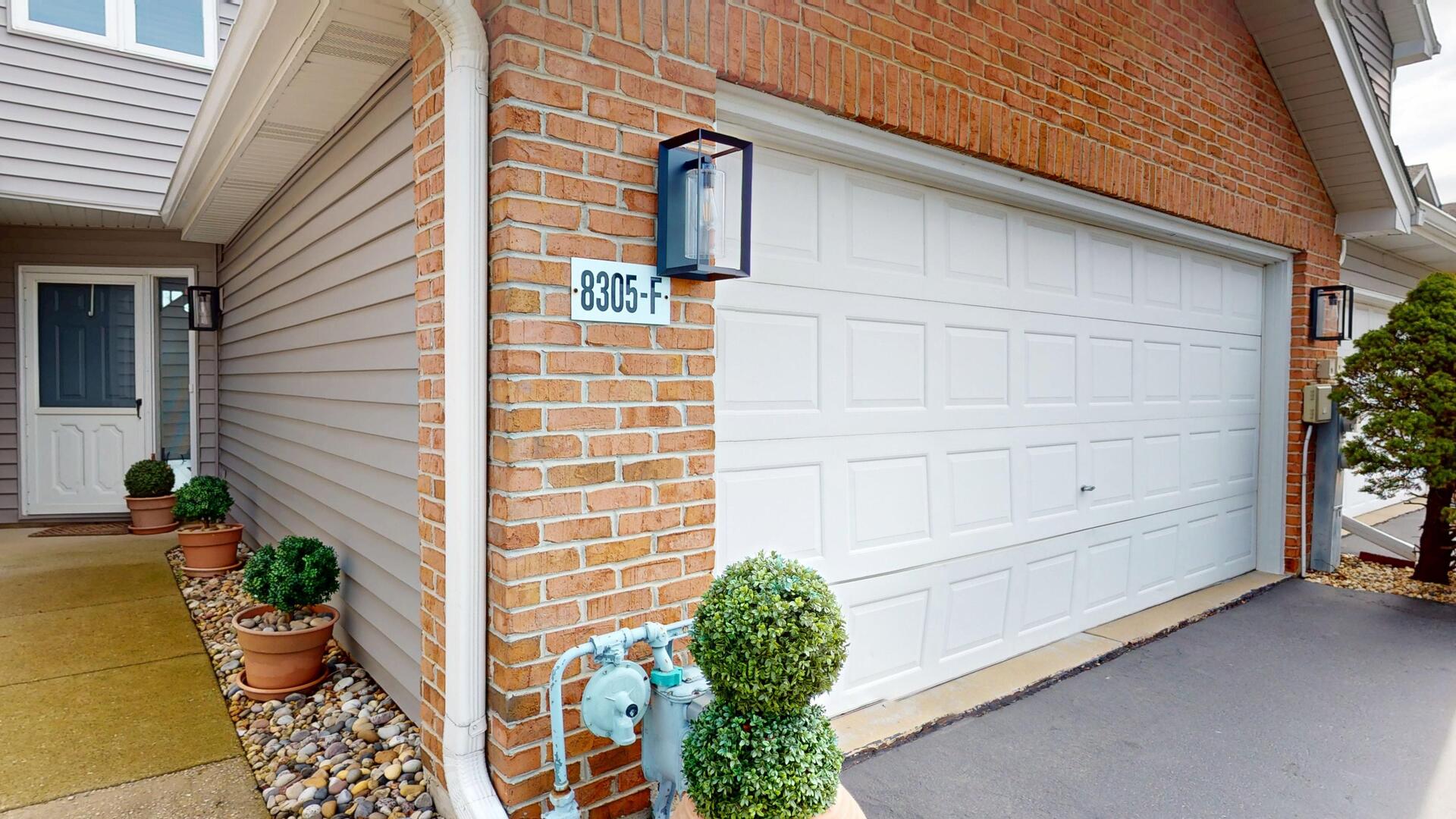 8305 Highpoint Circle #F, Darien, IL 60561