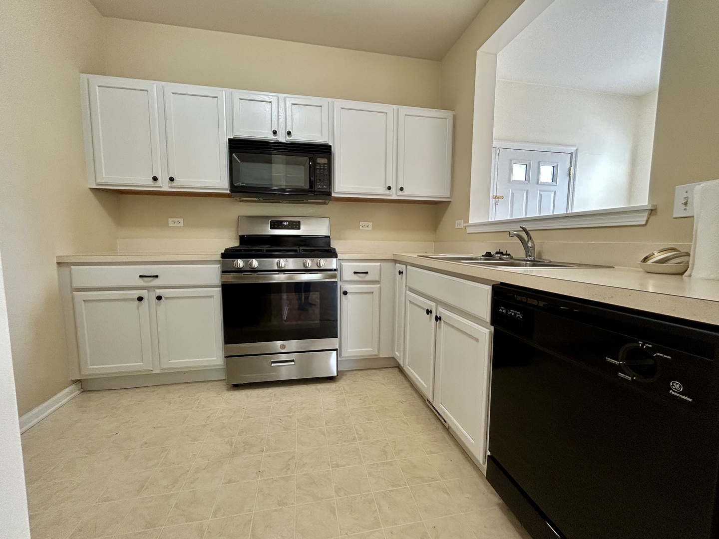 3165 Falling Waters Lane #3165, Lindenhurst, IL 60046