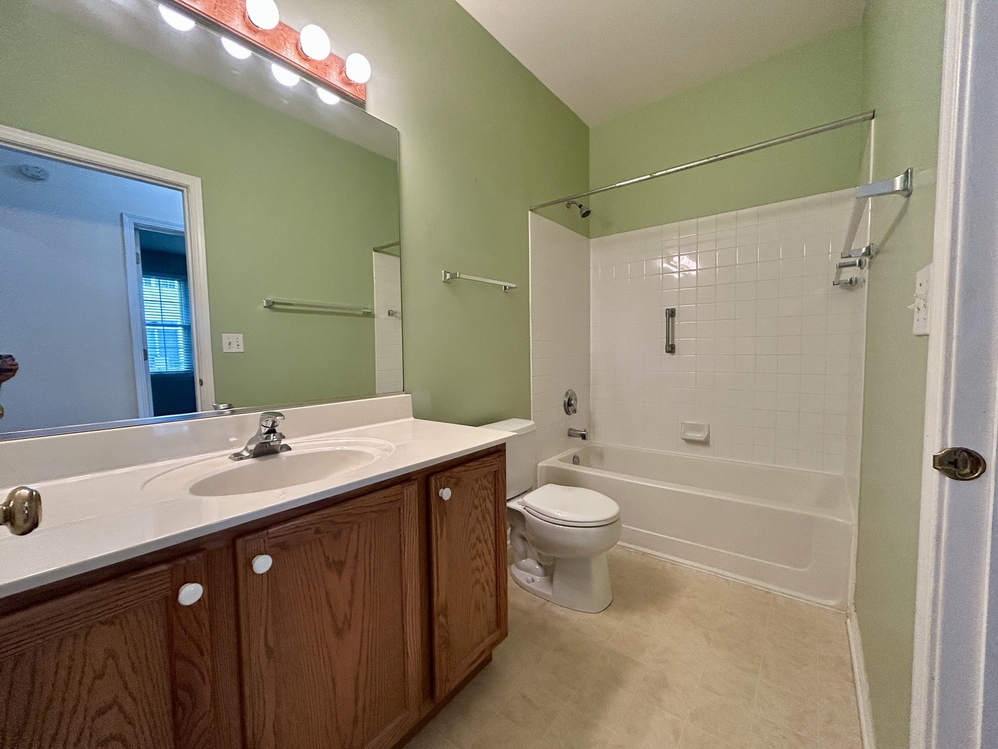 3165 Falling Waters Lane #3165, Lindenhurst, IL 60046