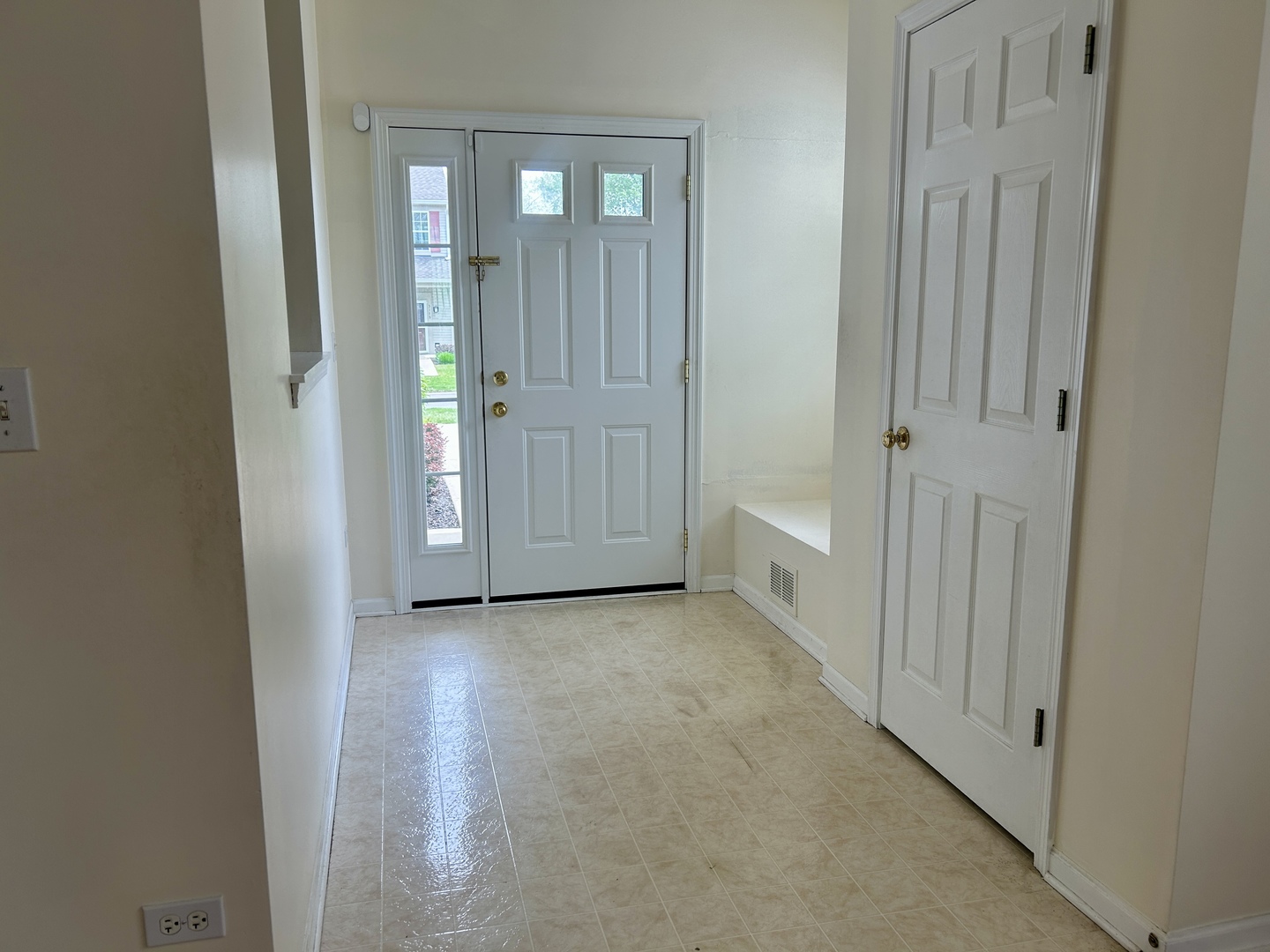 3165 Falling Waters Lane #3165, Lindenhurst, IL 60046