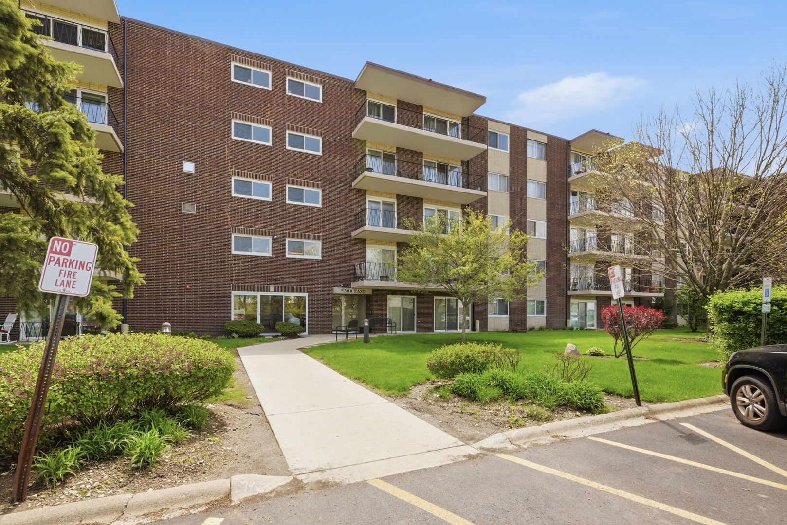 5300 Walnut Avenue #23C, Downers Grove, IL 60515