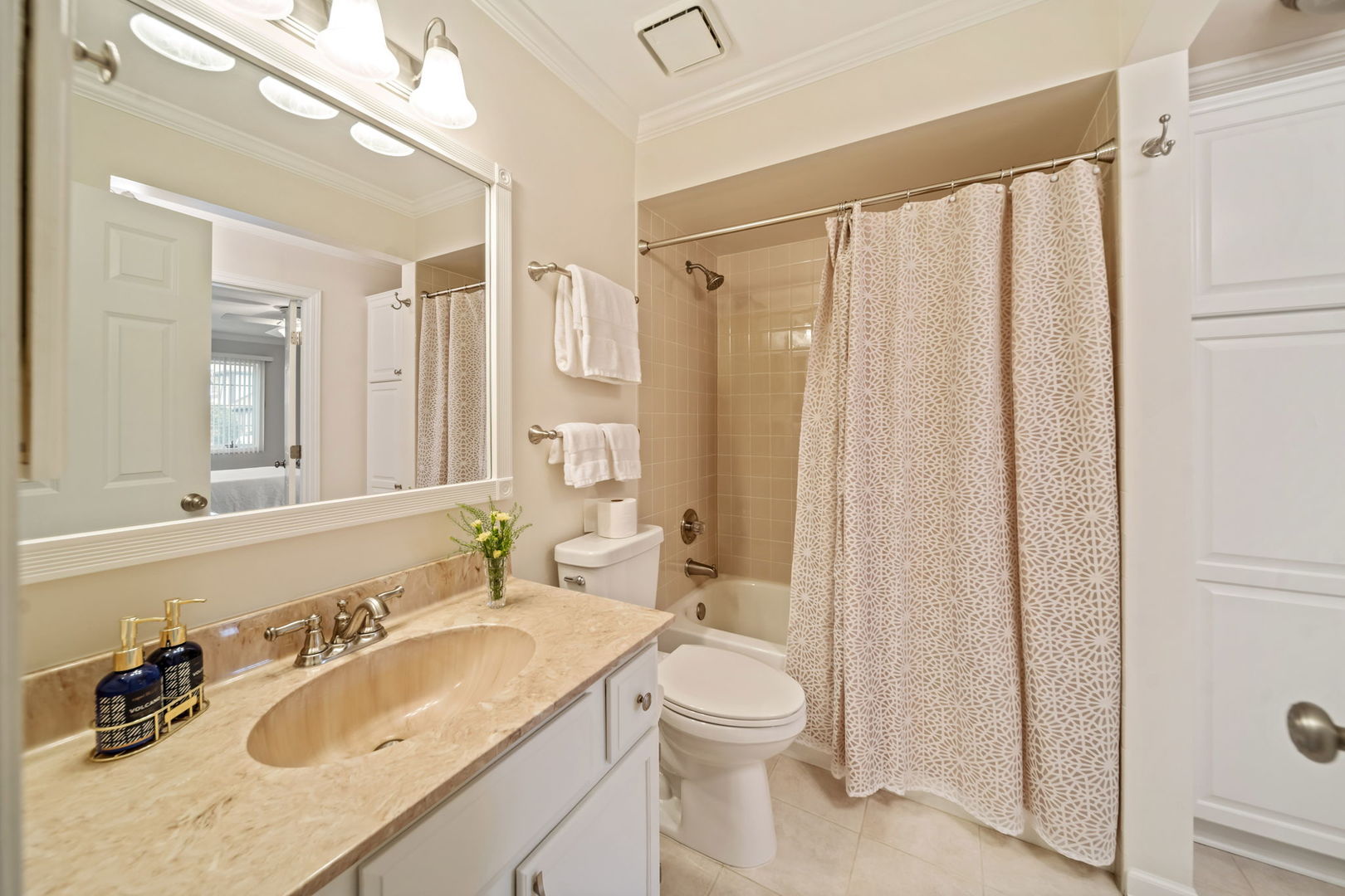 228 Brookside Lane #B, Willowbrook, IL 60527