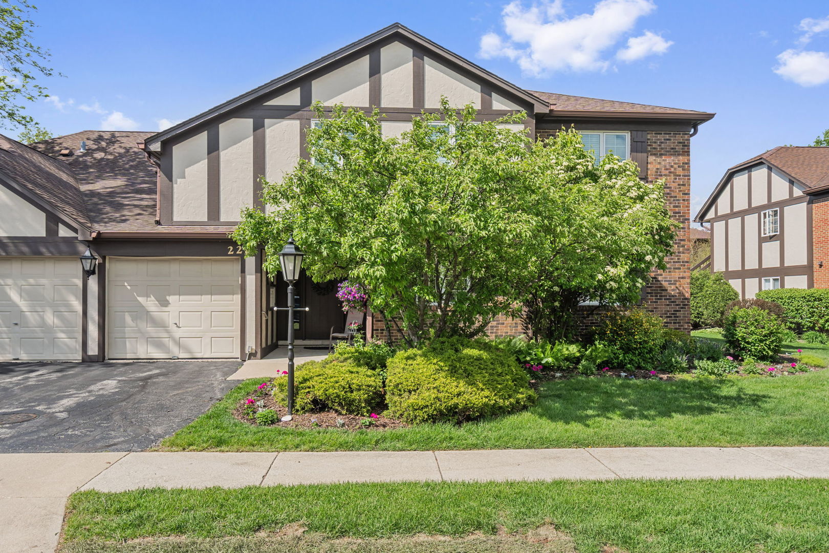 228 Brookside Lane #B, Willowbrook, IL 60527