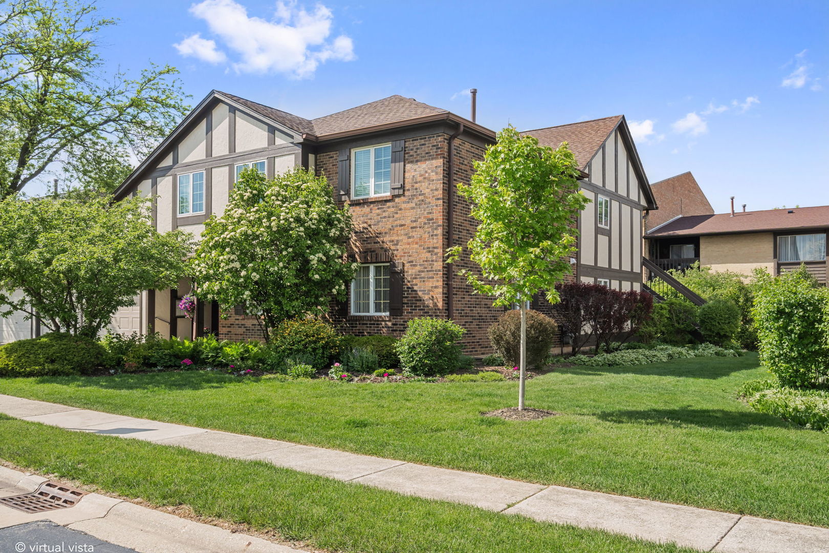 228 Brookside Lane #B, Willowbrook, IL 60527