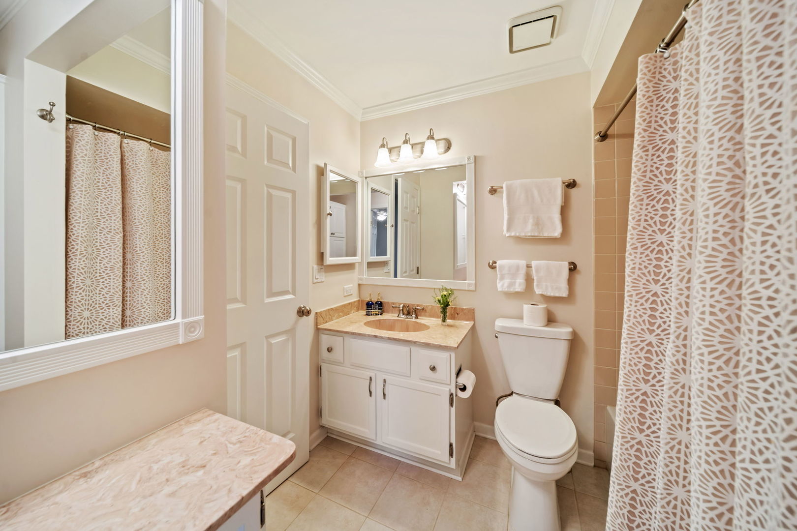 228 Brookside Lane #B, Willowbrook, IL 60527