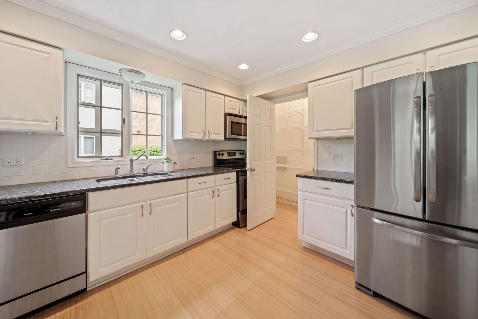 228 Brookside Lane #B, Willowbrook, IL 60527