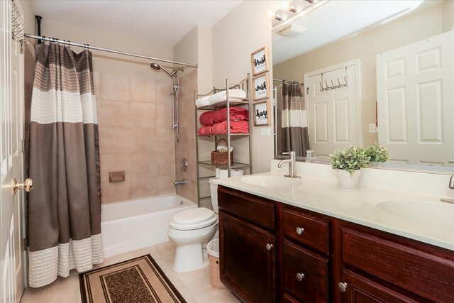 768 W Saint Johns Place, Addison, IL 60101