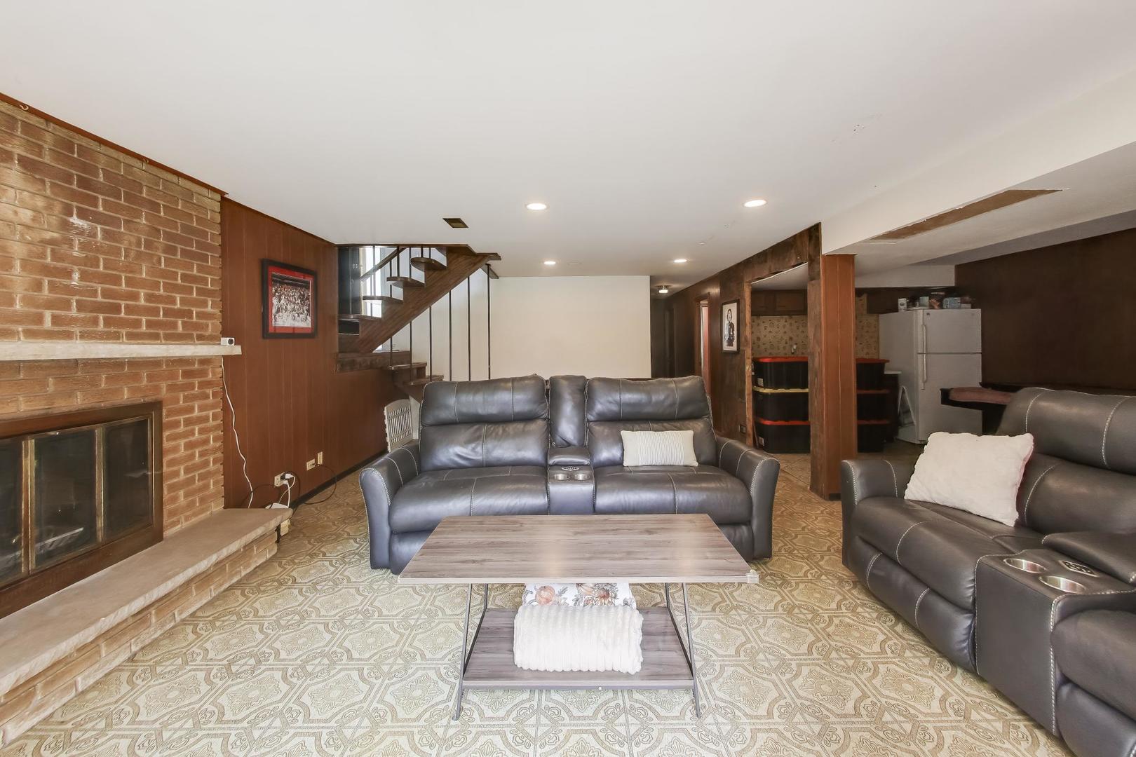 533 Carr Court, Schaumburg, IL 60193