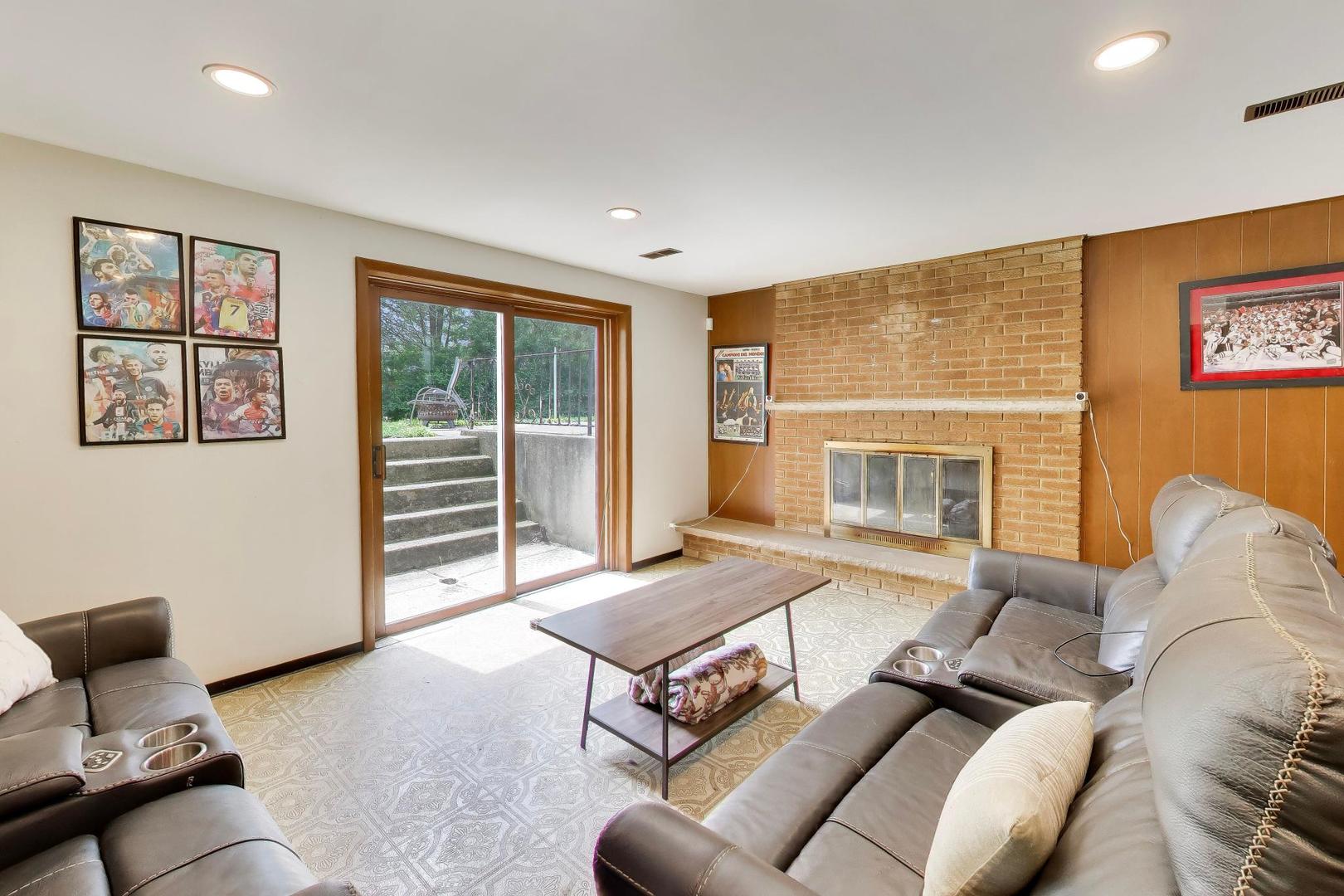 533 Carr Court, Schaumburg, IL 60193