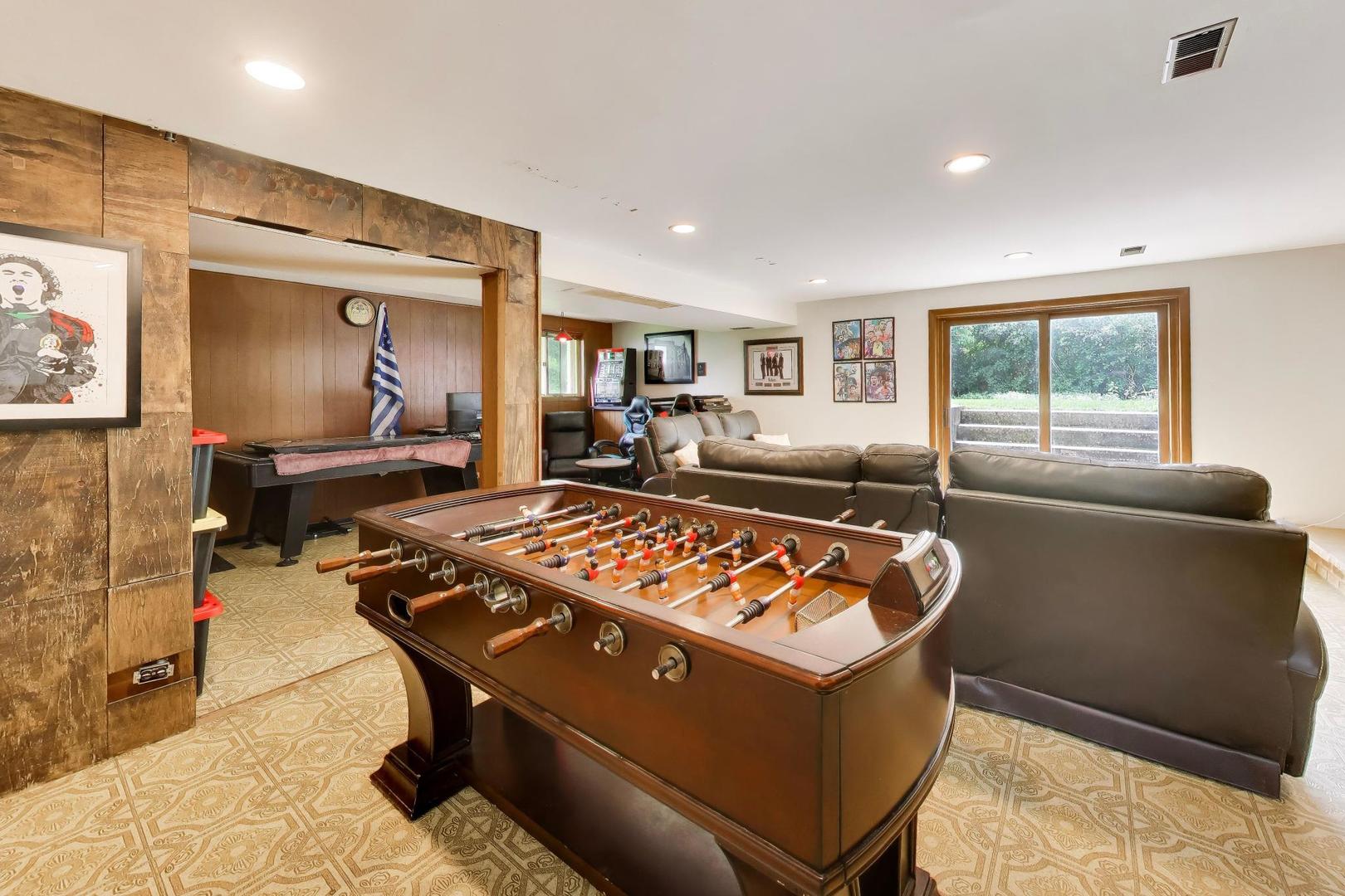 533 Carr Court, Schaumburg, IL 60193