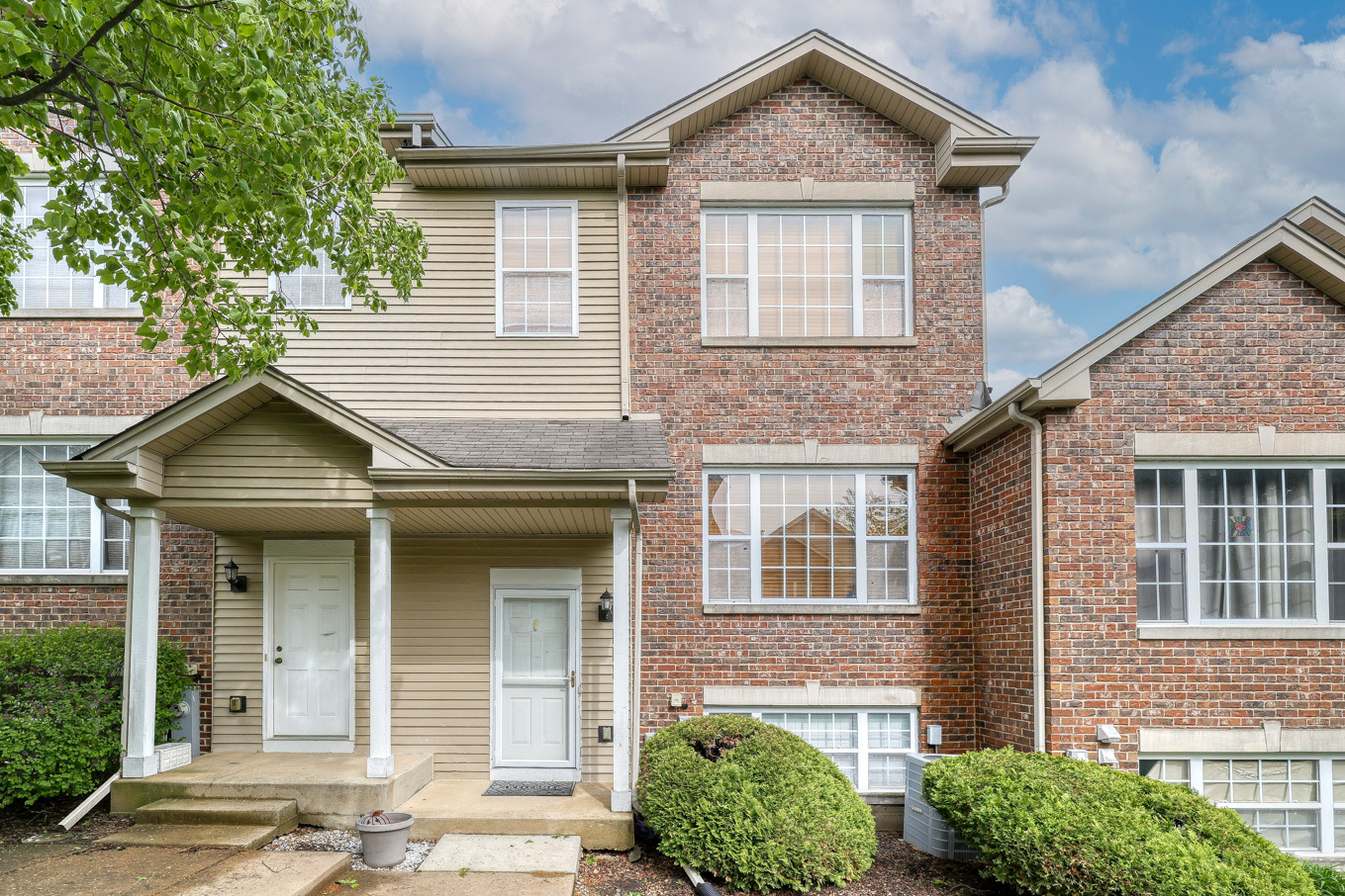 653 E WILLOW Street, Elburn, IL 60119