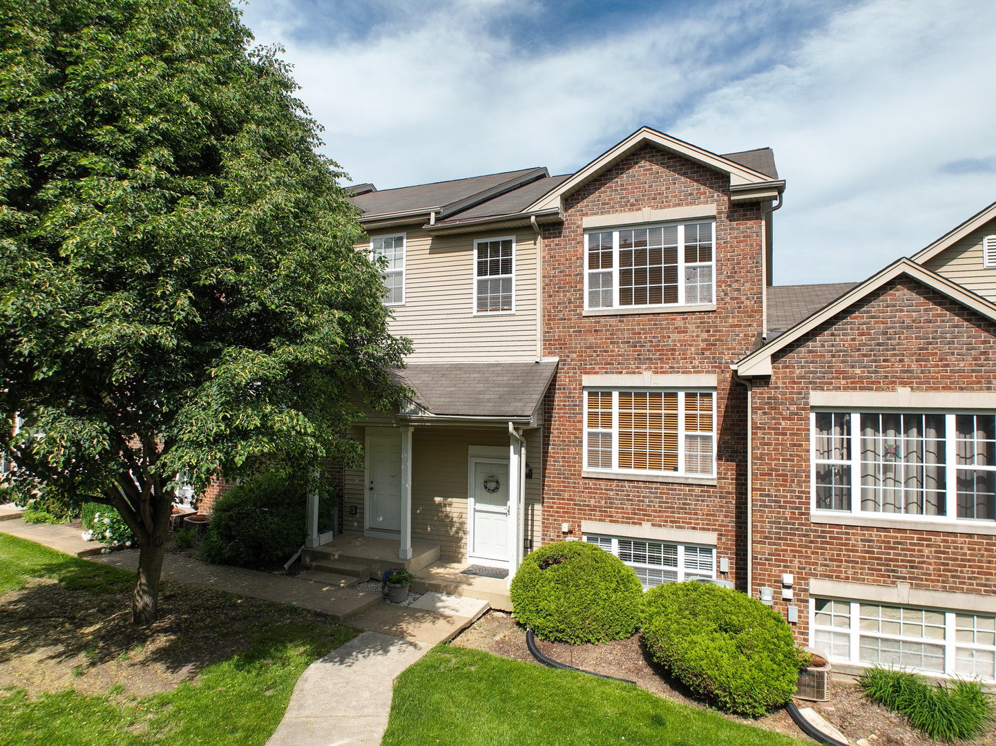 653 E WILLOW Street, Elburn, IL 60119