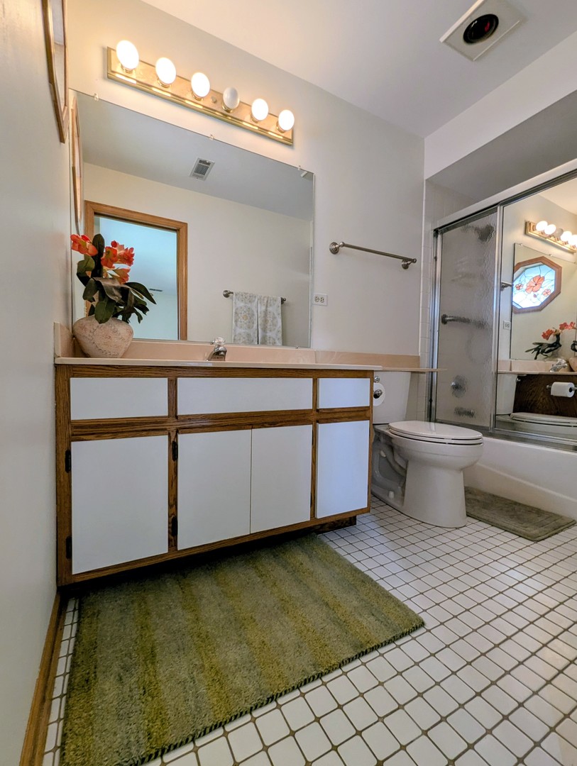 11511 Autobahn Drive #102, Palos Park, IL 60464