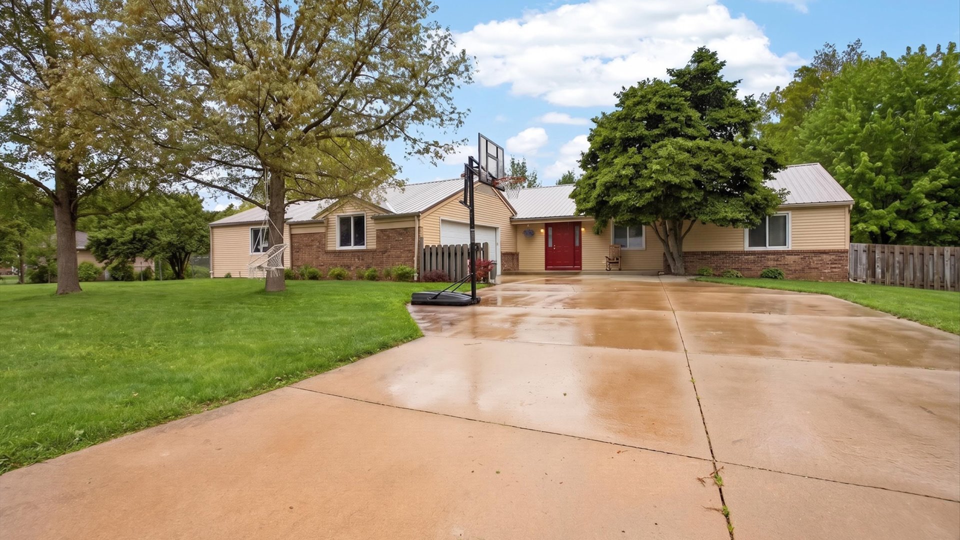 13884 Rengel Drive, Bloomington, IL 61705