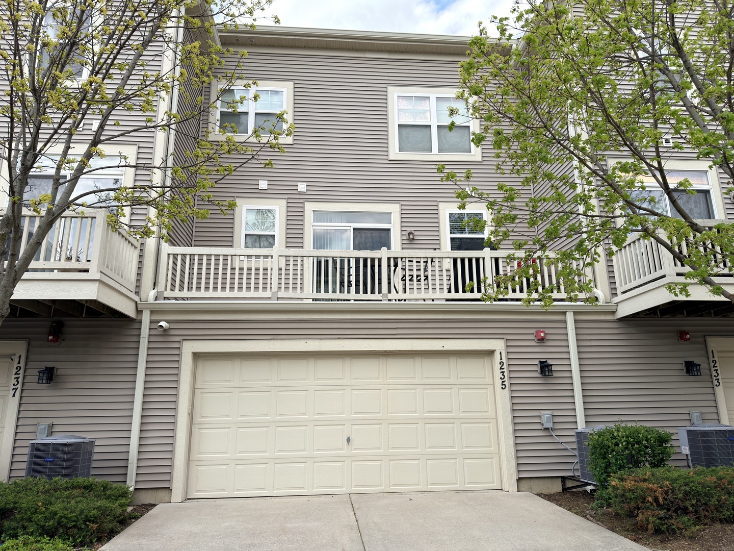 1235 Tuscany Drive, Streamwood, IL 60107