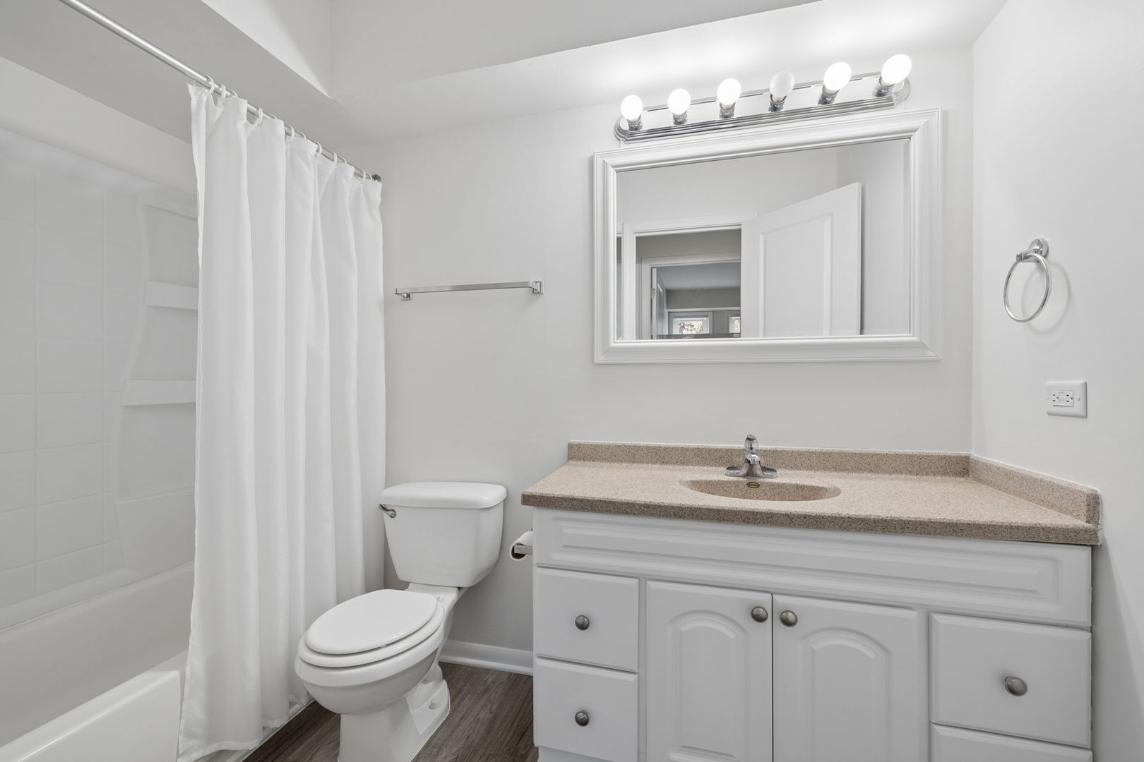2216 Country Club Drive #15, Woodridge, IL 60517