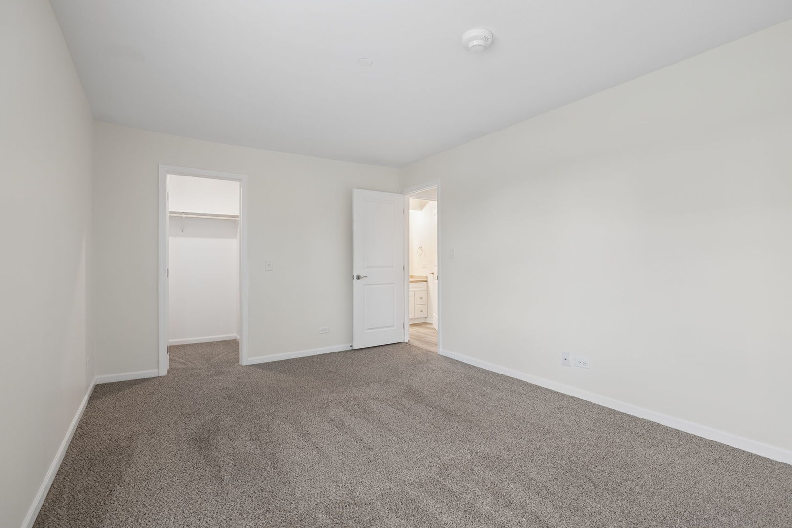 2216 Country Club Drive #15, Woodridge, IL 60517