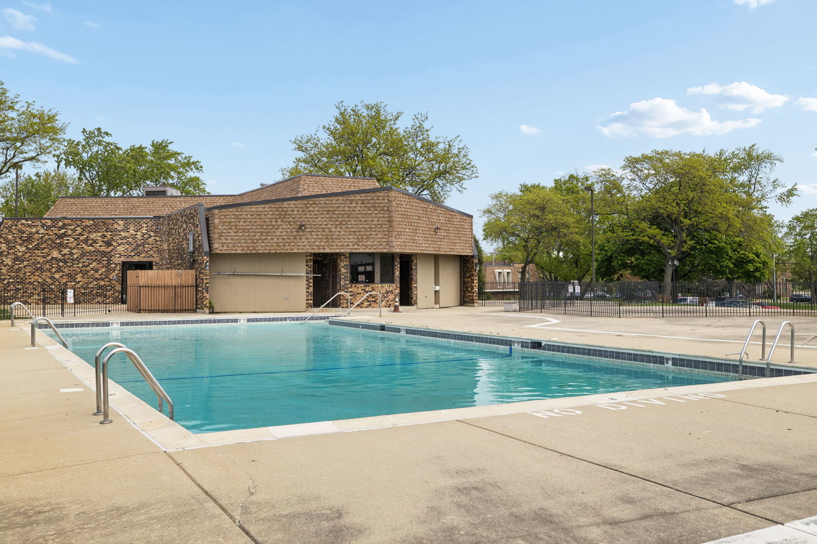 2216 Country Club Drive #15, Woodridge, IL 60517
