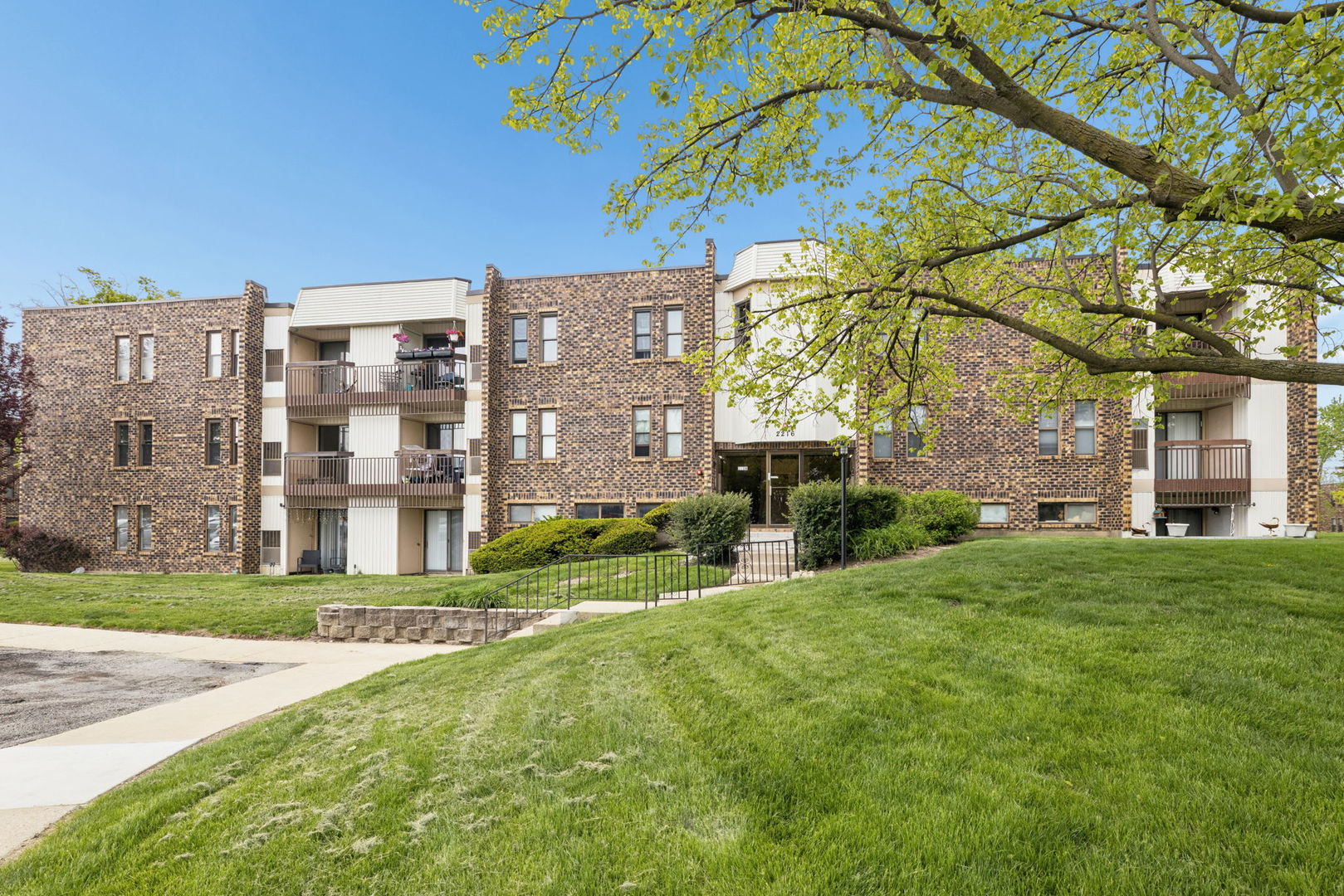 2216 Country Club Drive #15, Woodridge, IL 60517
