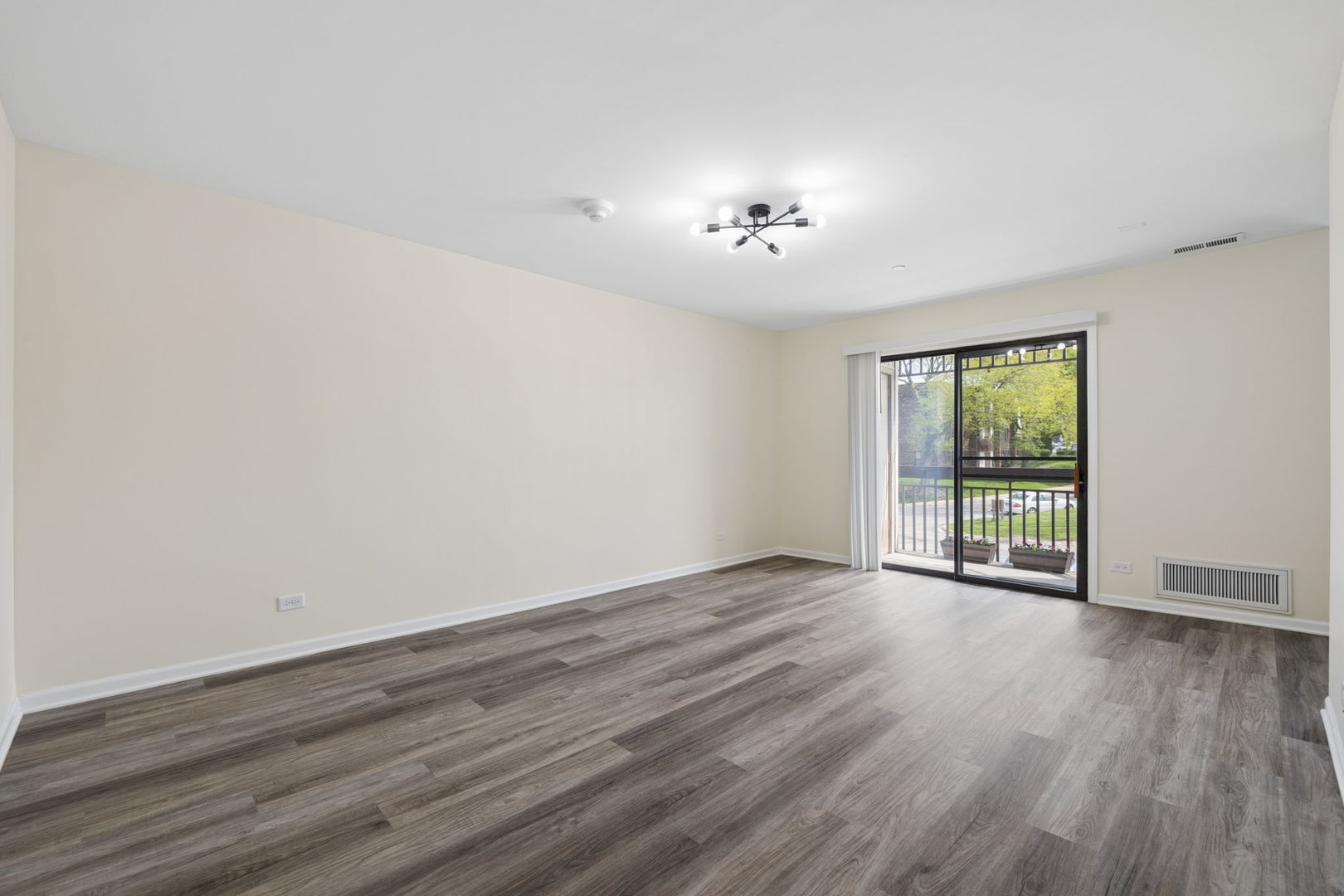 2216 Country Club Drive #15, Woodridge, IL 60517