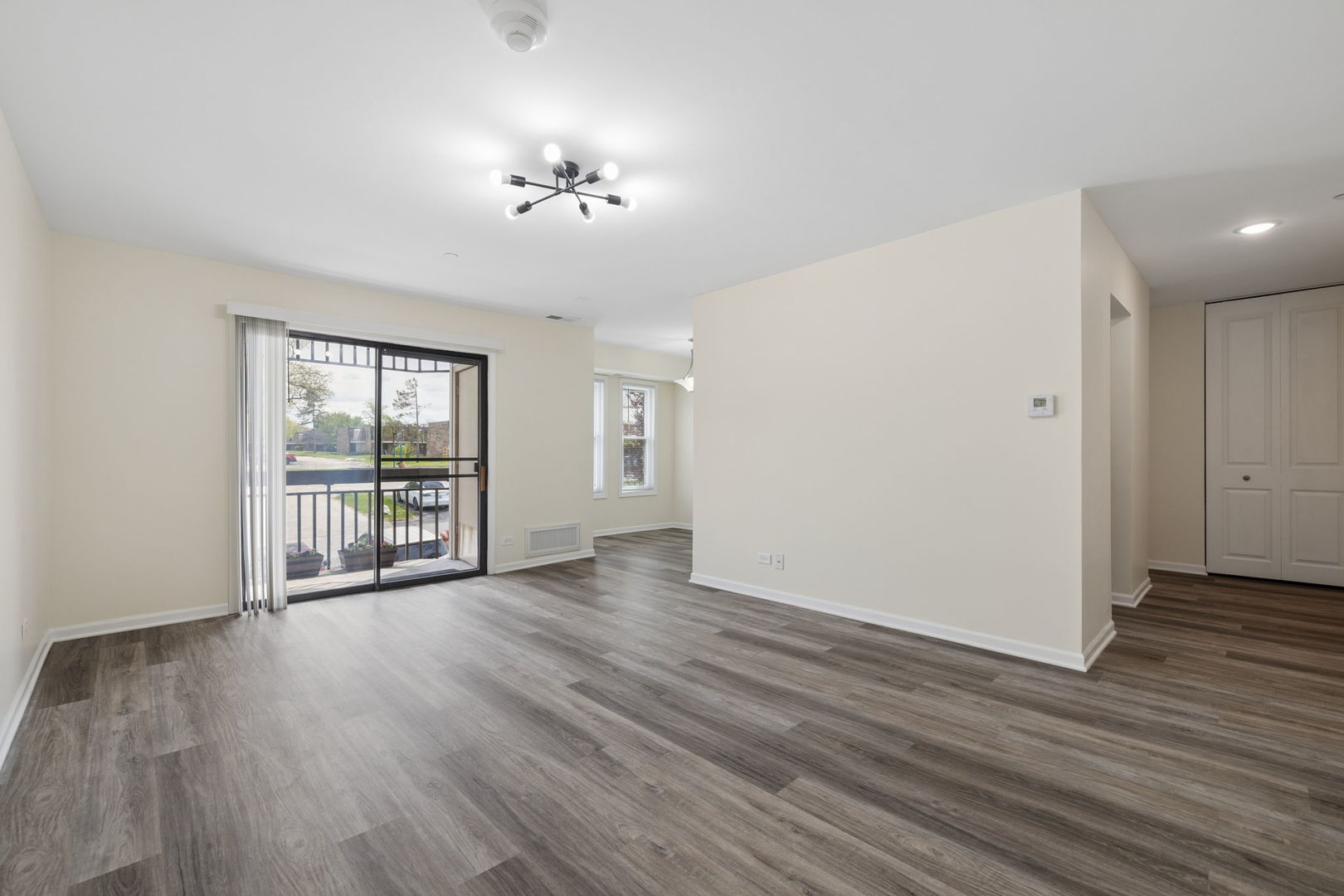 2216 Country Club Drive #15, Woodridge, IL 60517