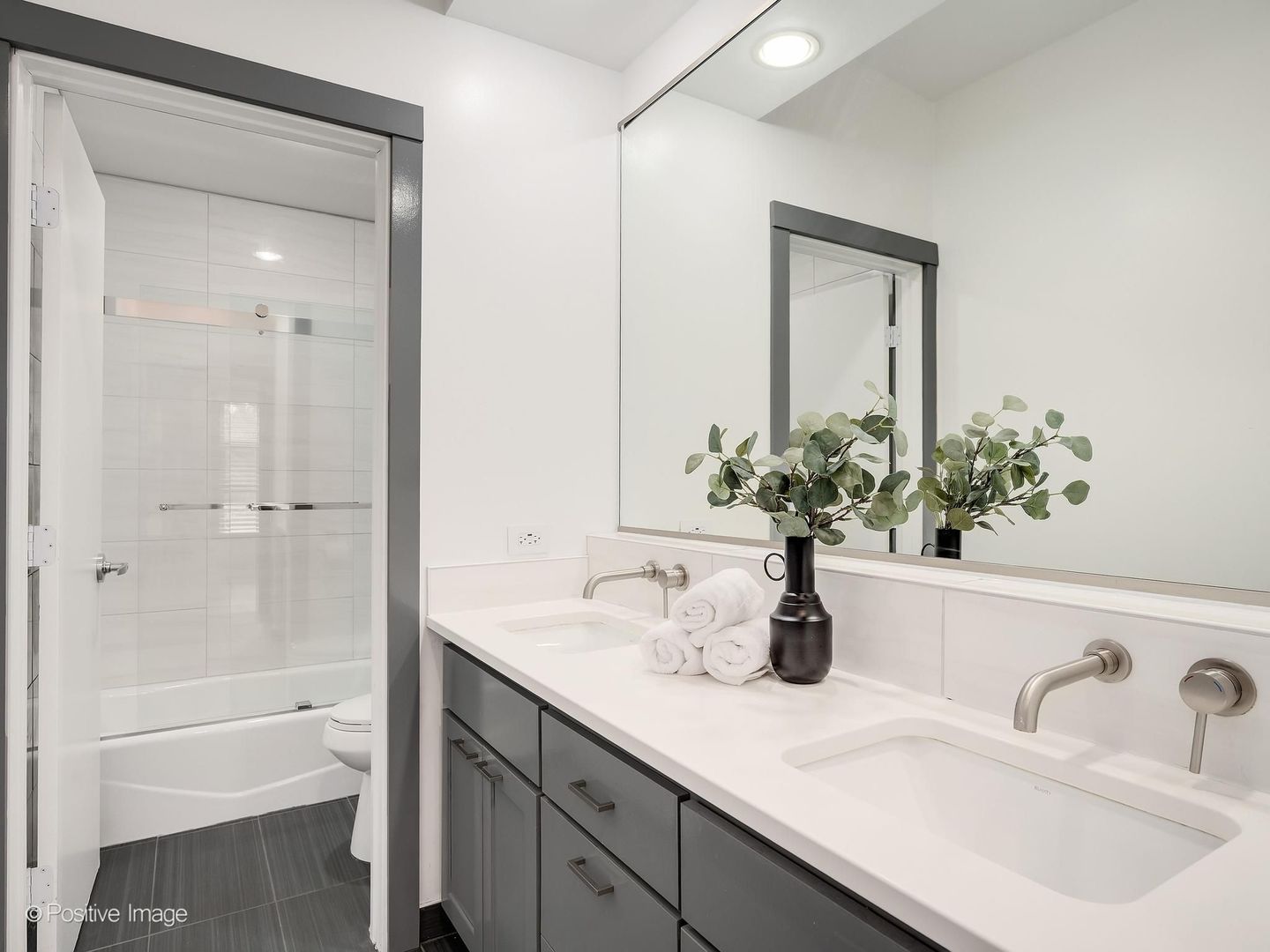 4557 Woodland Avenue, Western Springs, IL 60558