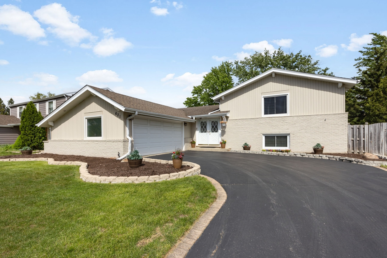 621 Newport Avenue, Westmont, IL 60559