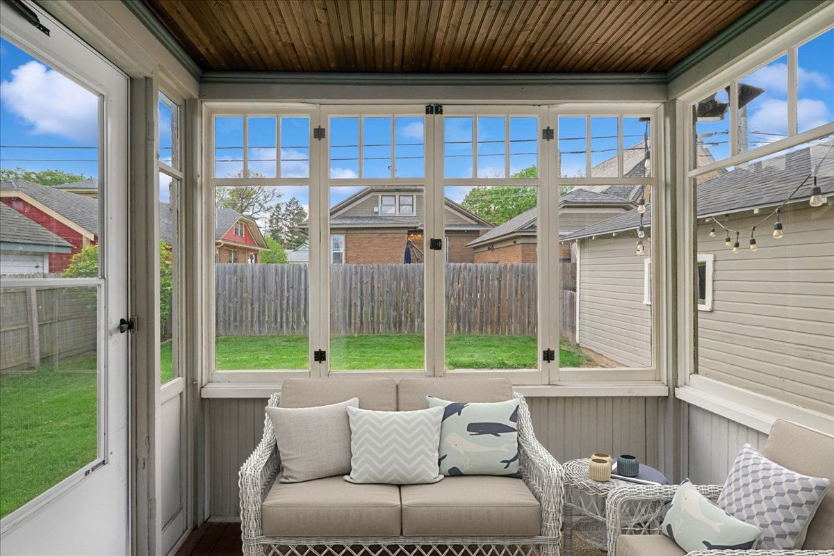 18 N Worth Avenue, Elgin, IL 60123