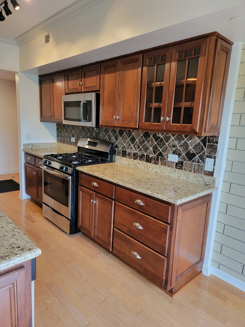 49 Old Frankfort Way #210, Frankfort, IL 60423