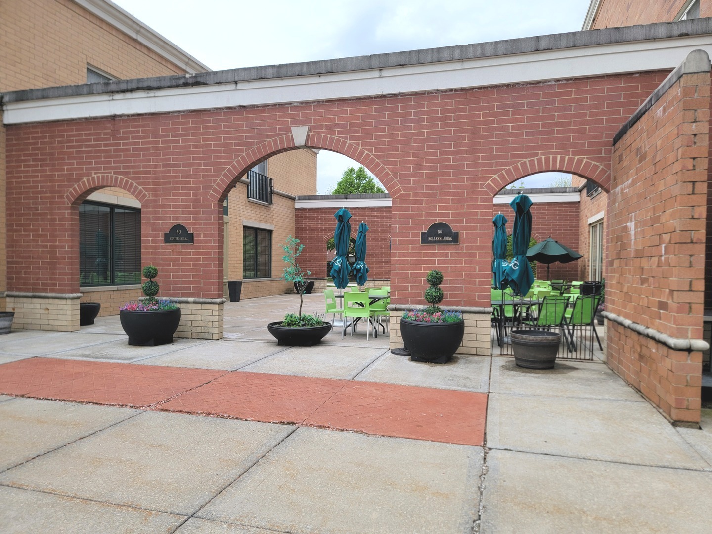 49 Old Frankfort Way #210, Frankfort, IL 60423