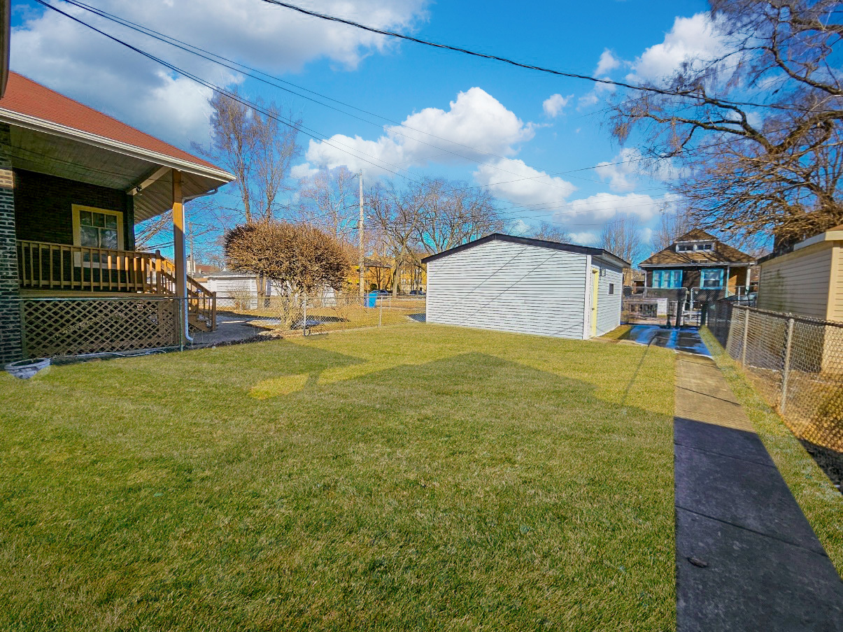 8109 S Marquette Avenue, Chicago, IL 60617