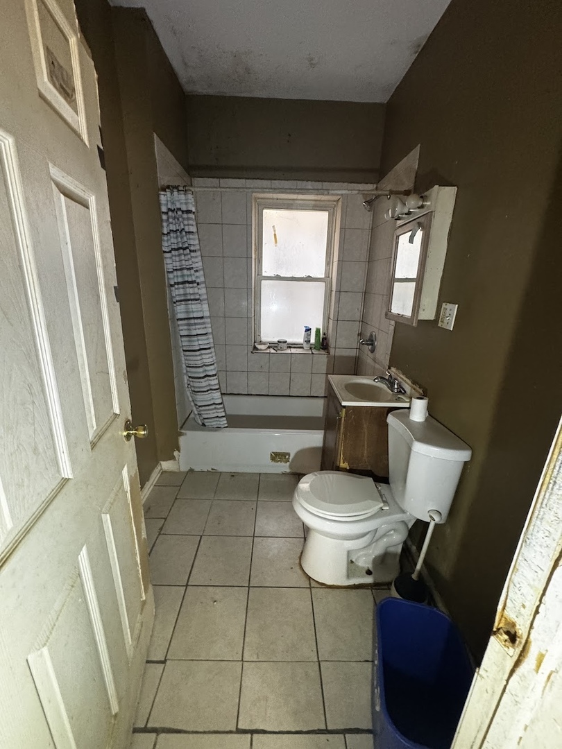 1041 N Central Park Avenue, Chicago, IL 60651