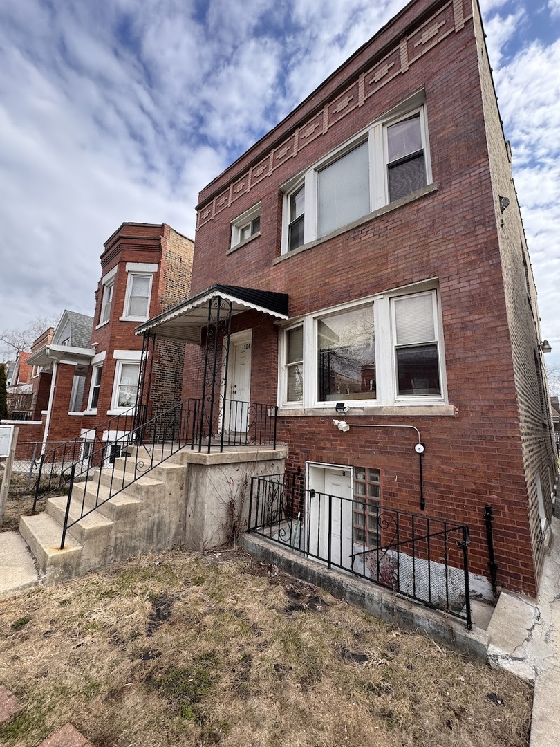 1041 N Central Park Avenue, Chicago, IL 60651