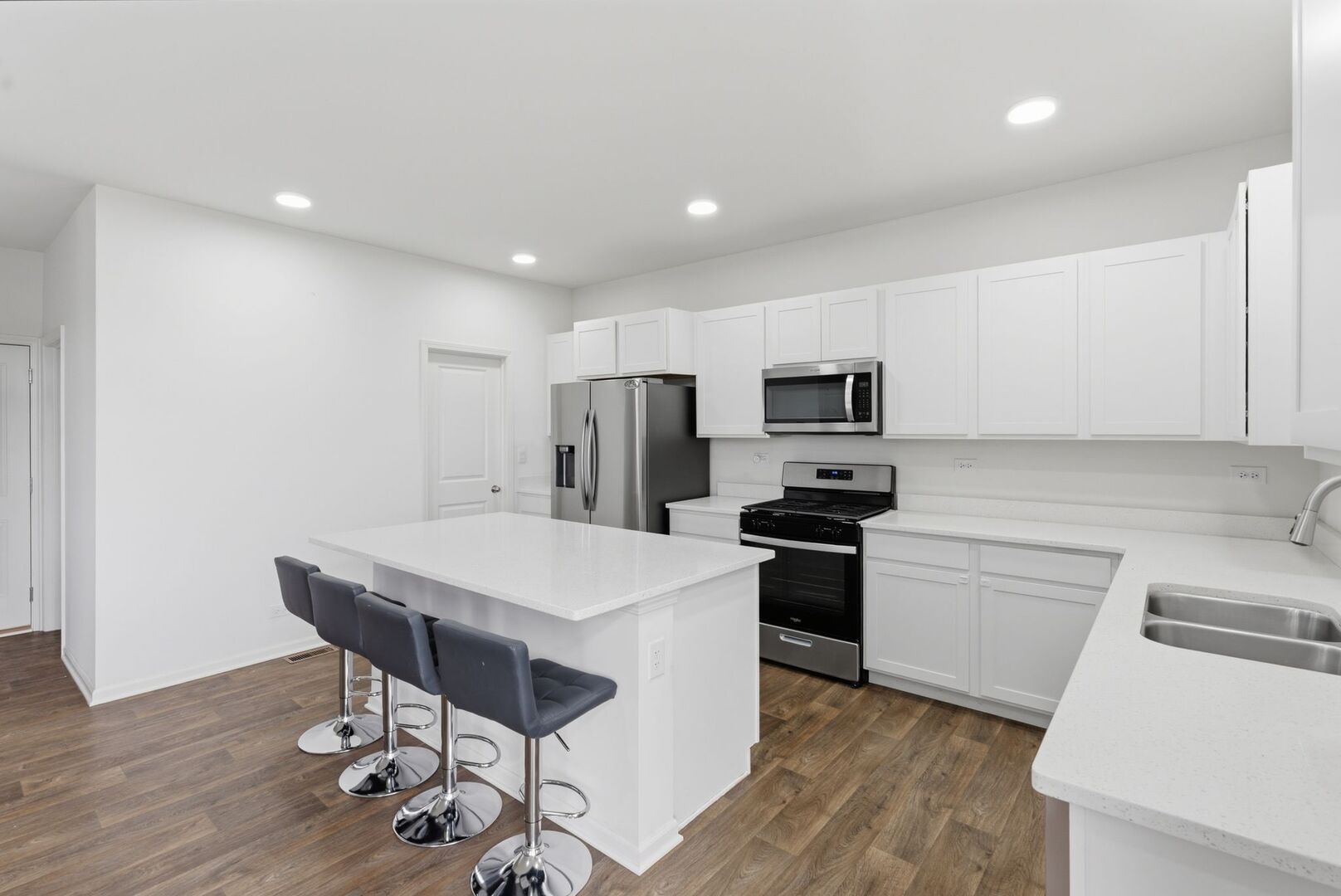 370 Hemlock Lane, Oswego, IL 60543