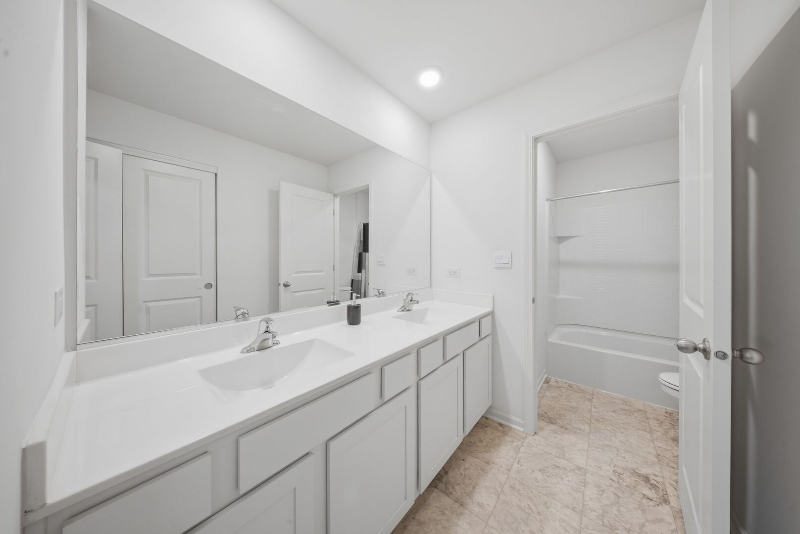 370 Hemlock Lane, Oswego, IL 60543