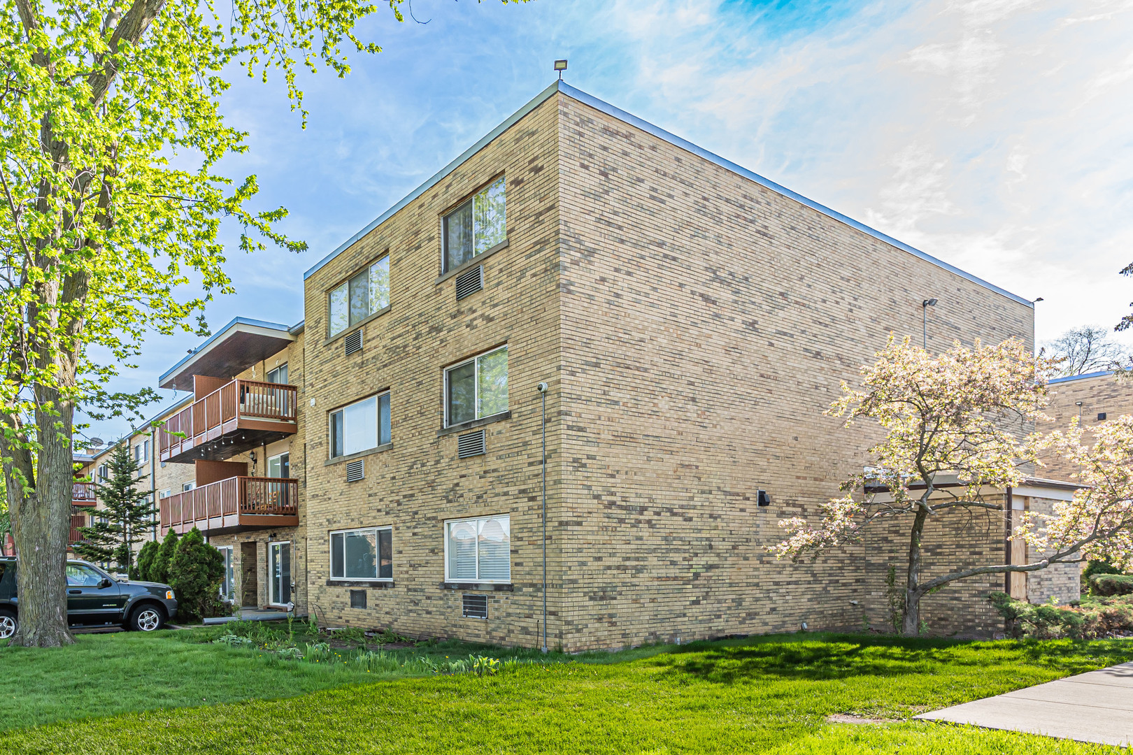 700 W Dempster Street #G1, Mount Prospect, IL 60056