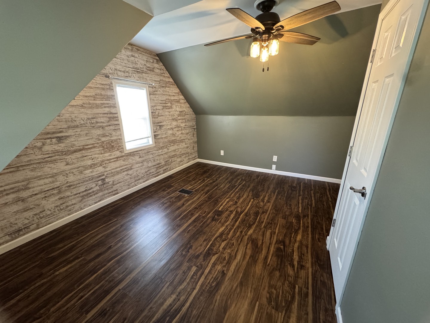 20 S Iowa Avenue, Addison, IL 60101