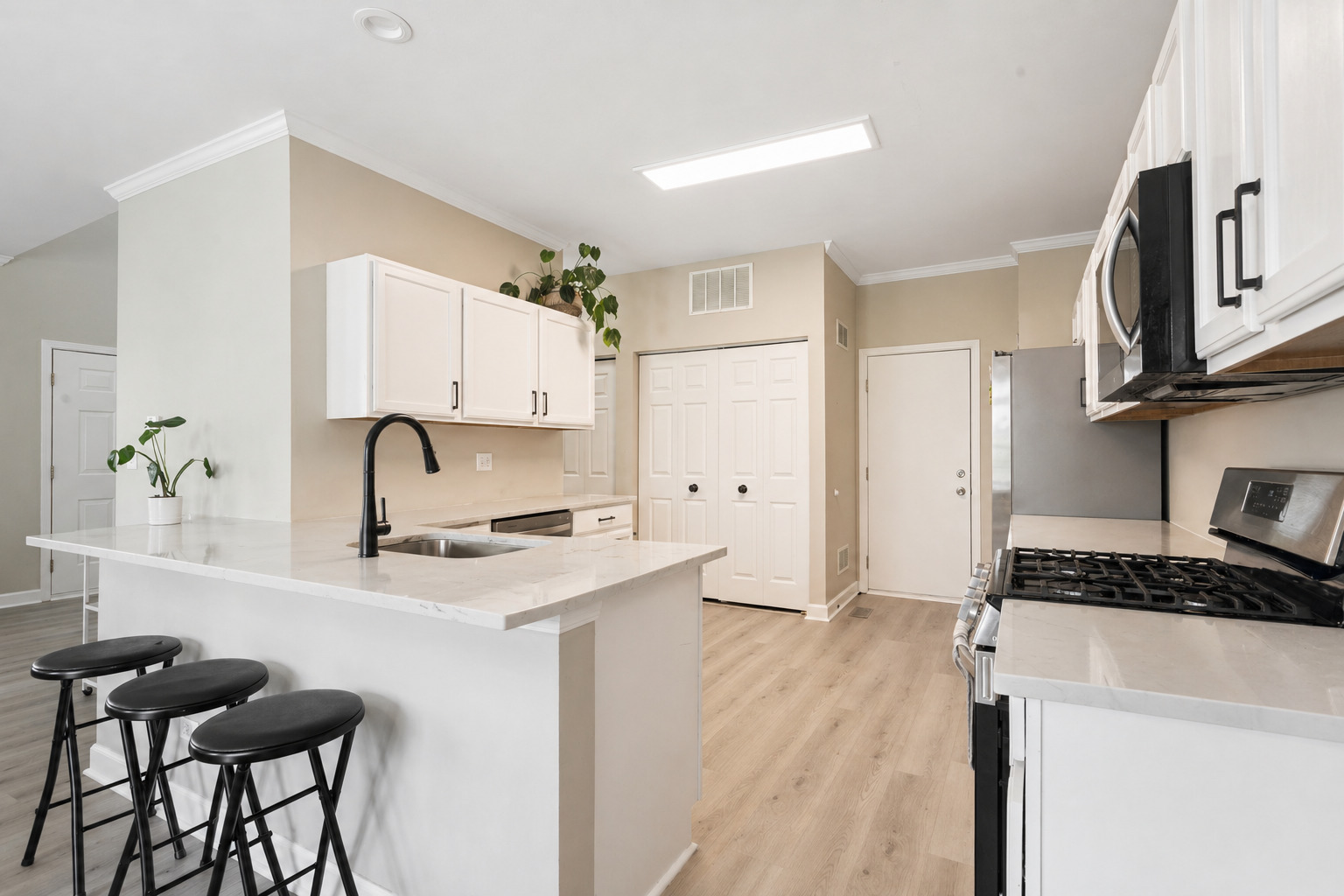 206 Madison Drive #206, Streamwood, IL 60107