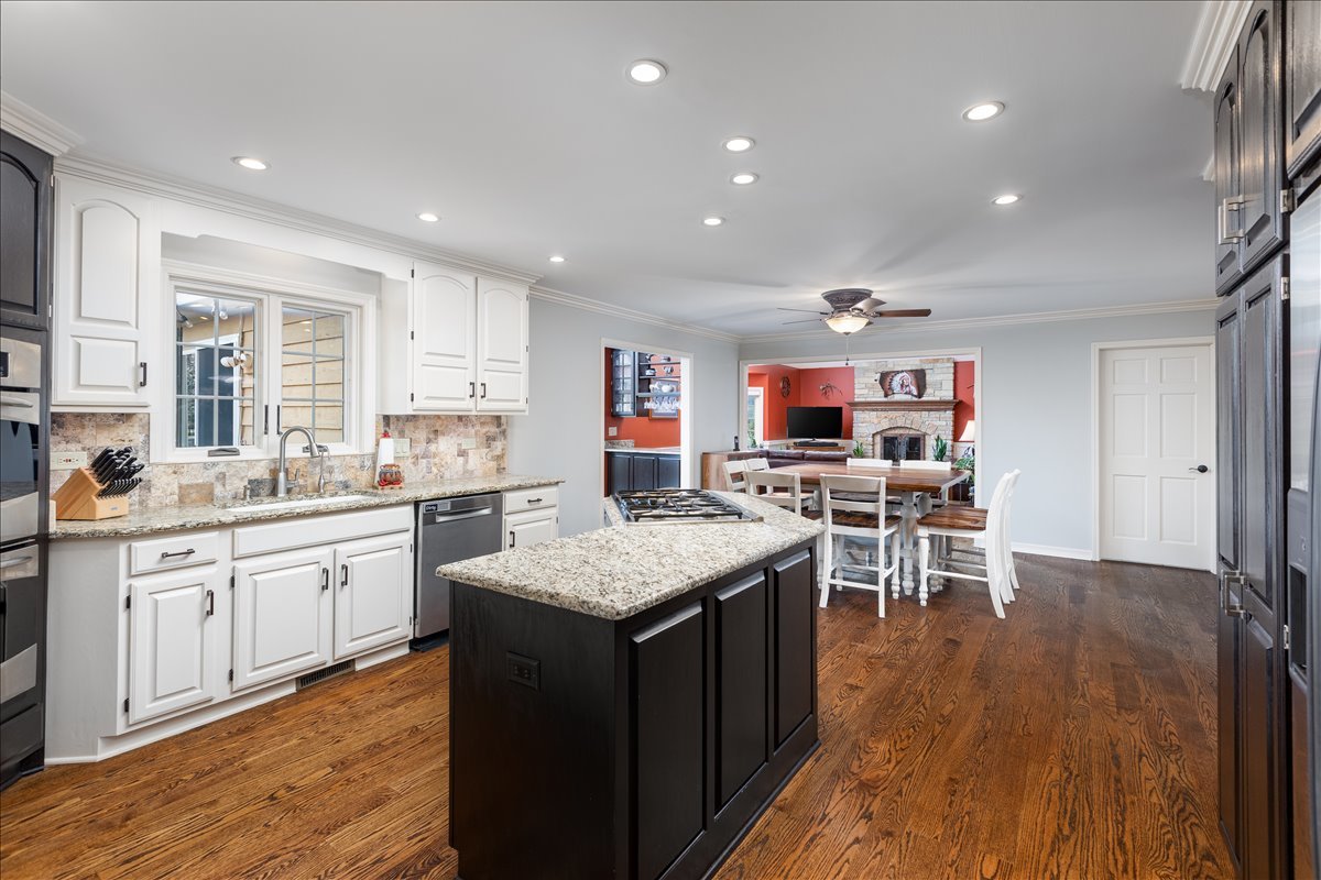 1576 Pine Lake Drive, Naperville, IL 60564