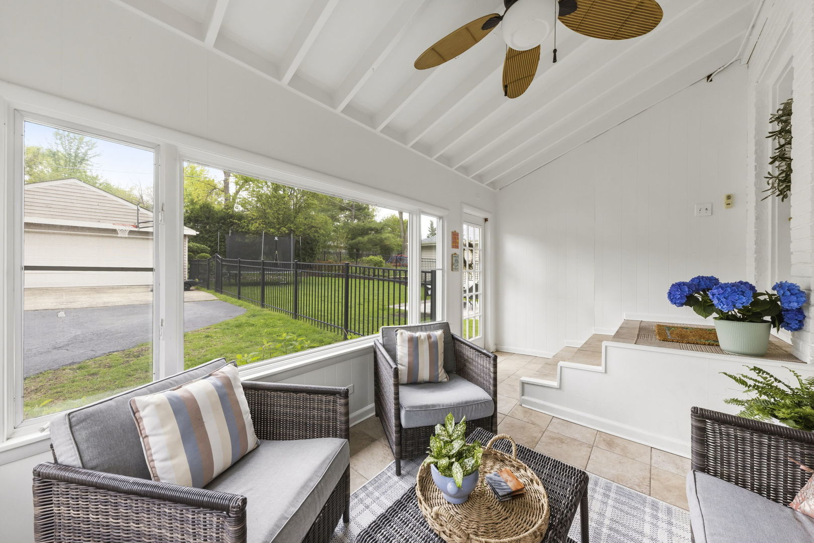 260 Chesterfield Avenue, Glen Ellyn, IL 60137