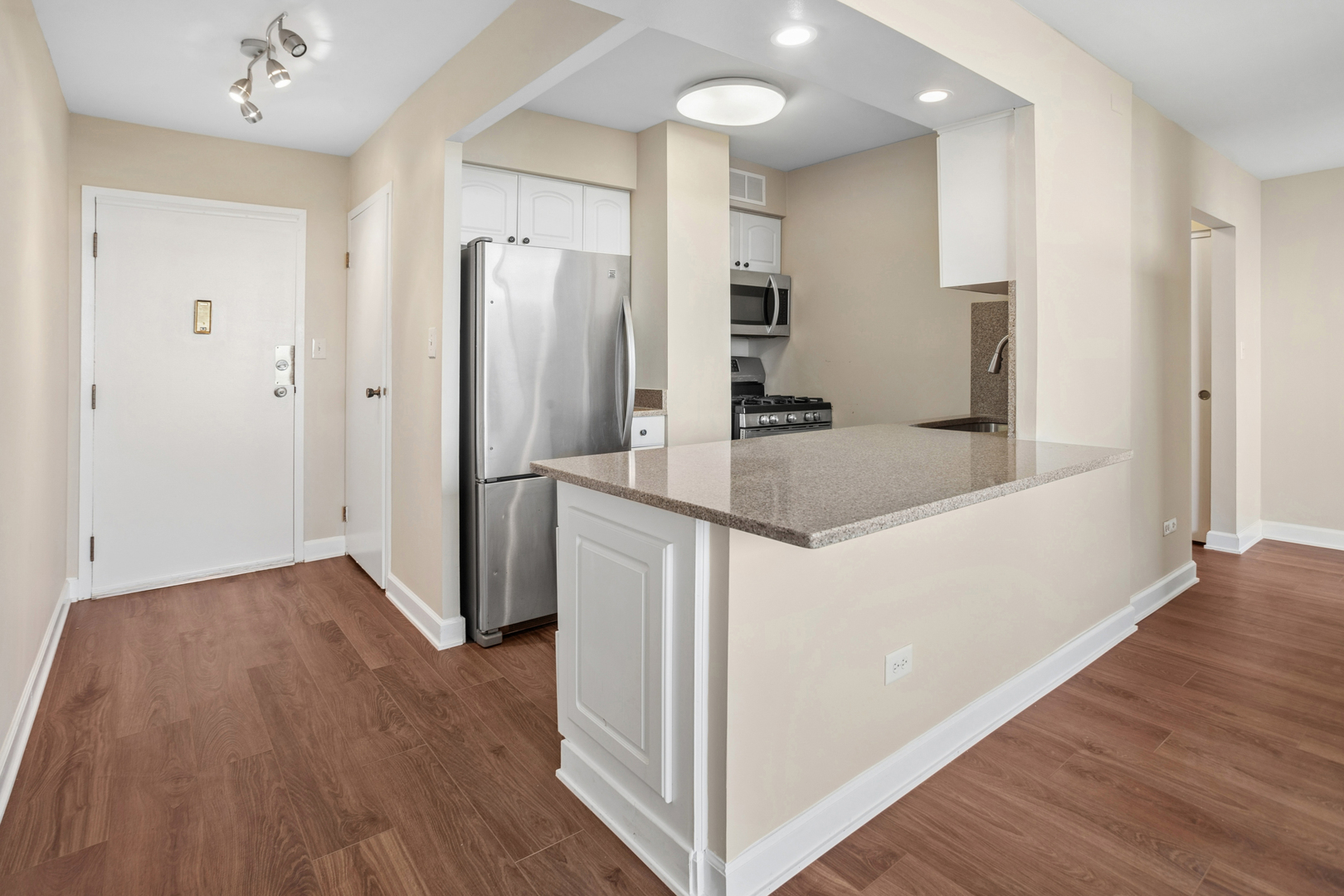 20 N Tower Road #9C, Oak Brook, IL 60523