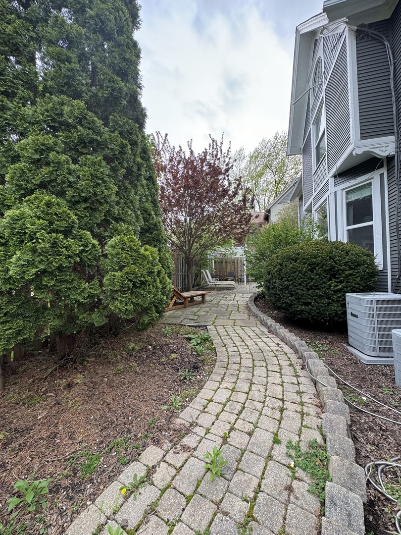 103 S 4th Street #1, St. Charles, IL 60174