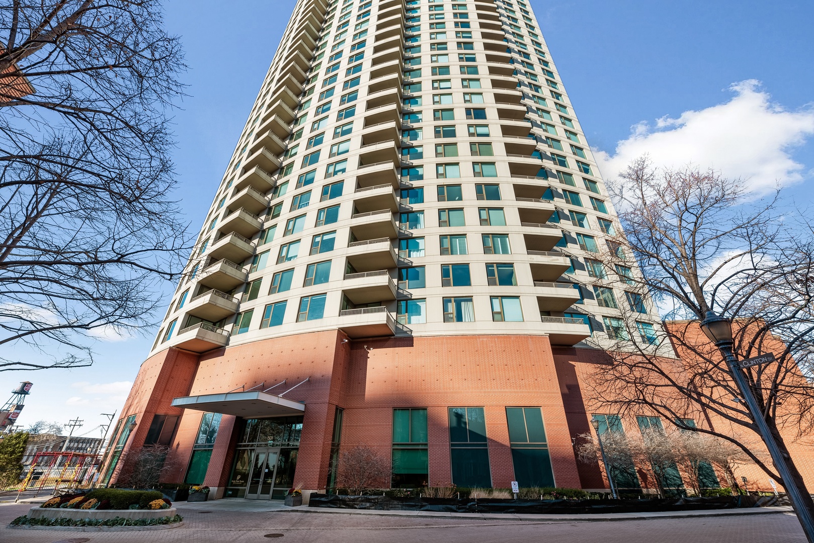 501 N Clinton Street #P-250, Chicago, IL 60654