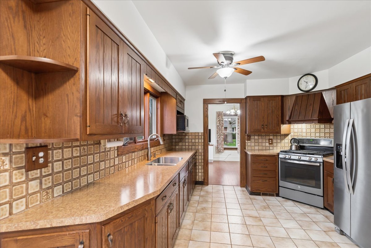 802 Kirkwood Avenue, Winthrop Harbor, IL 60096