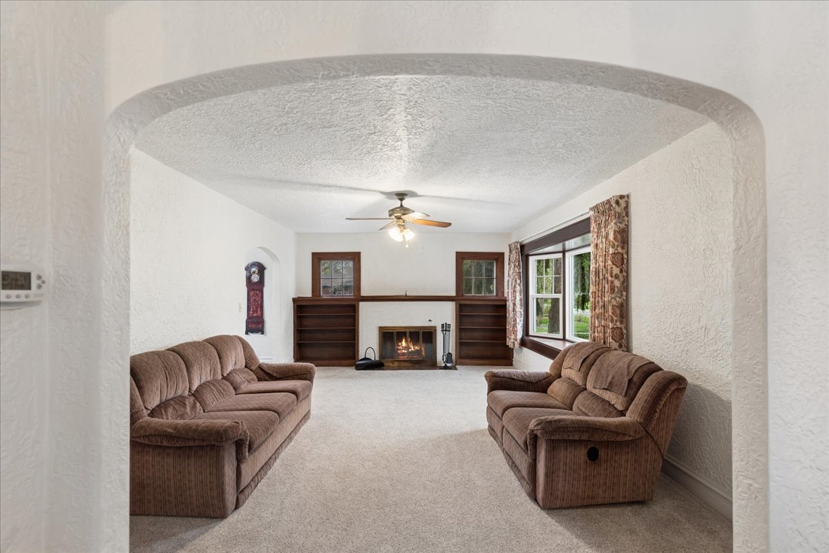 802 Kirkwood Avenue, Winthrop Harbor, IL 60096