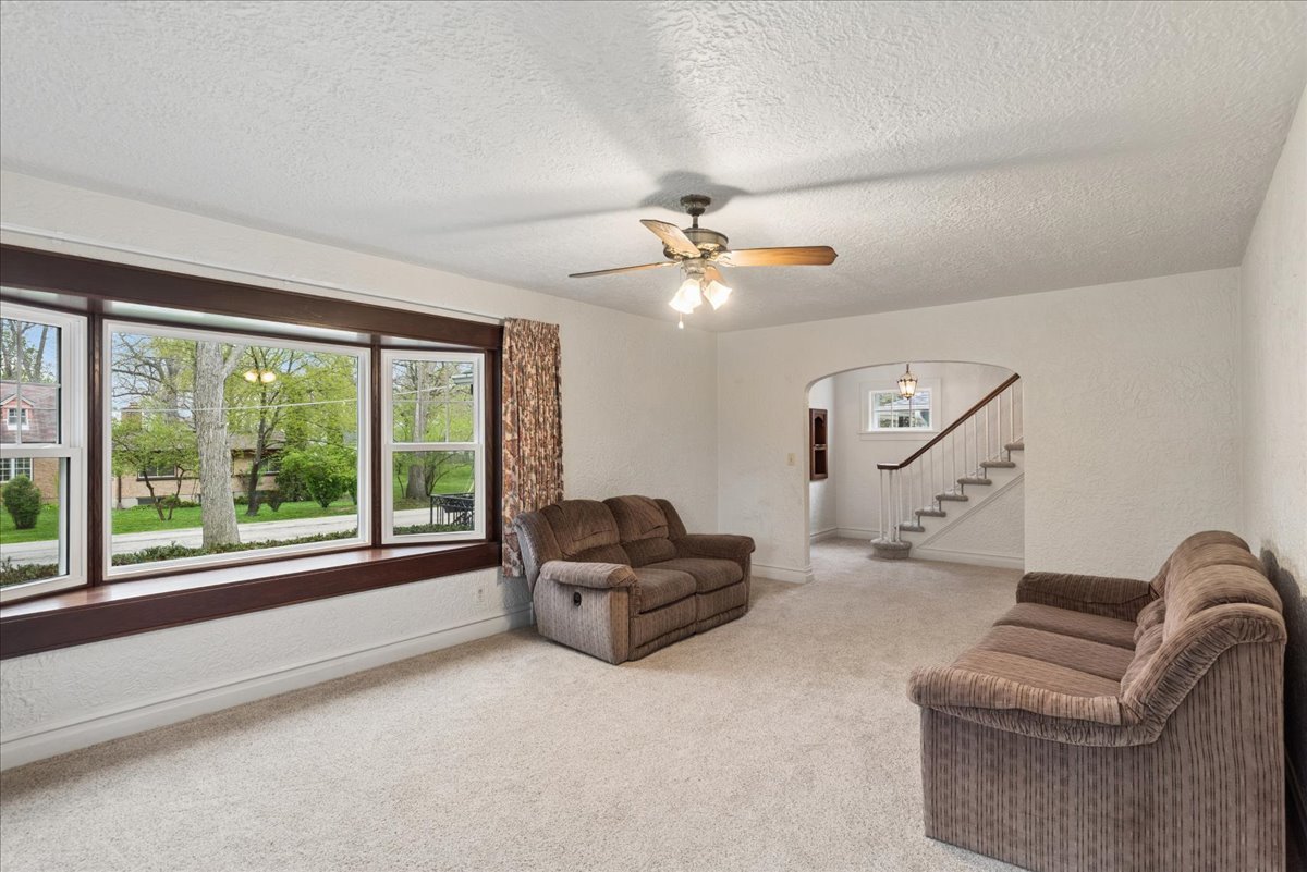 802 Kirkwood Avenue, Winthrop Harbor, IL 60096