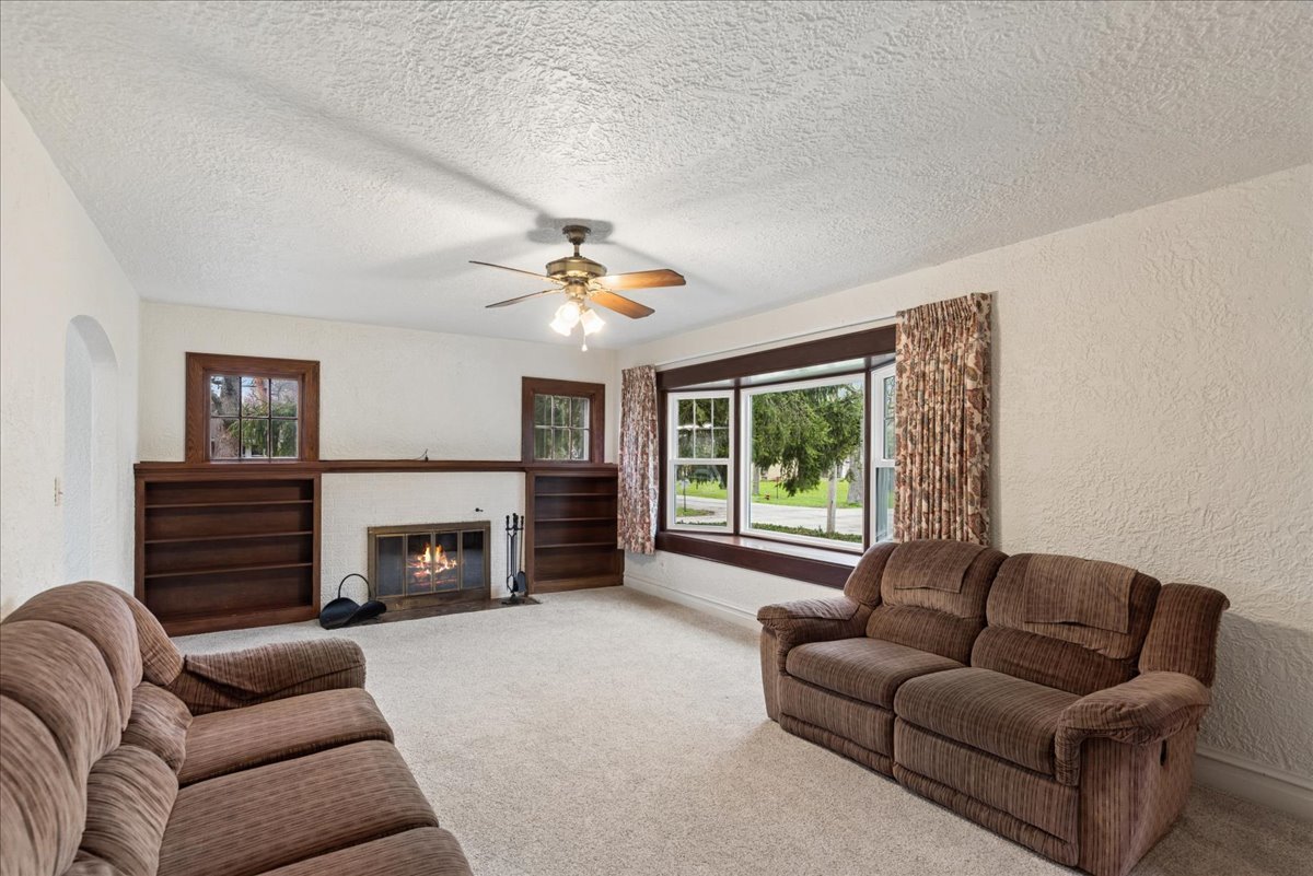 802 Kirkwood Avenue, Winthrop Harbor, IL 60096