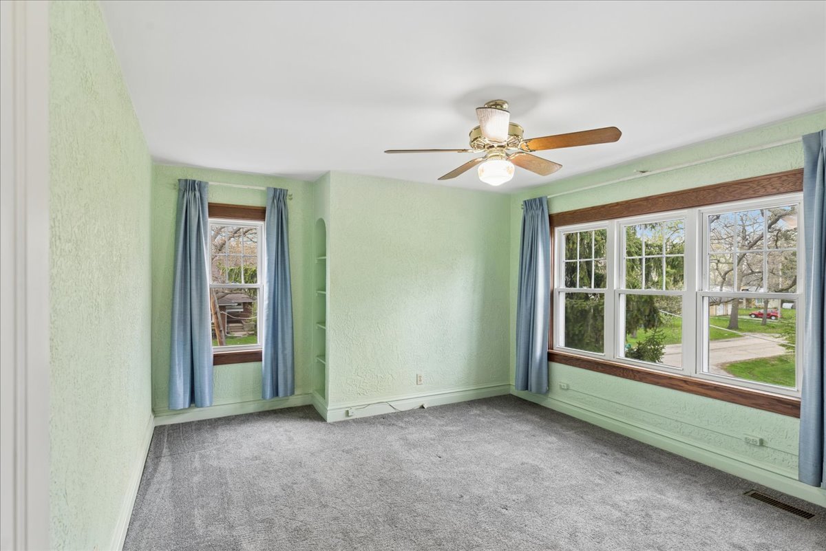 802 Kirkwood Avenue, Winthrop Harbor, IL 60096